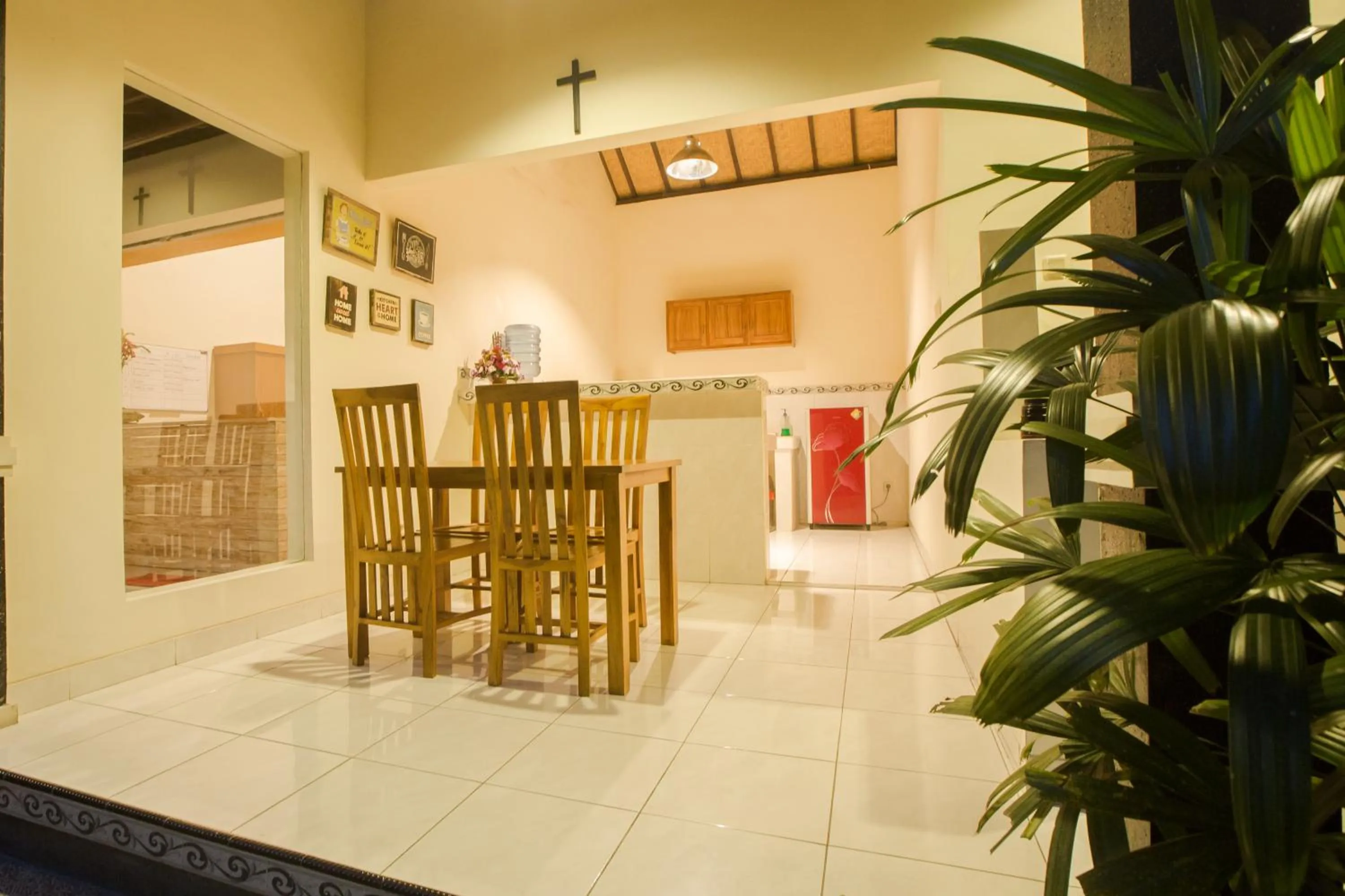 Communal kitchen in Wingsu Guest House