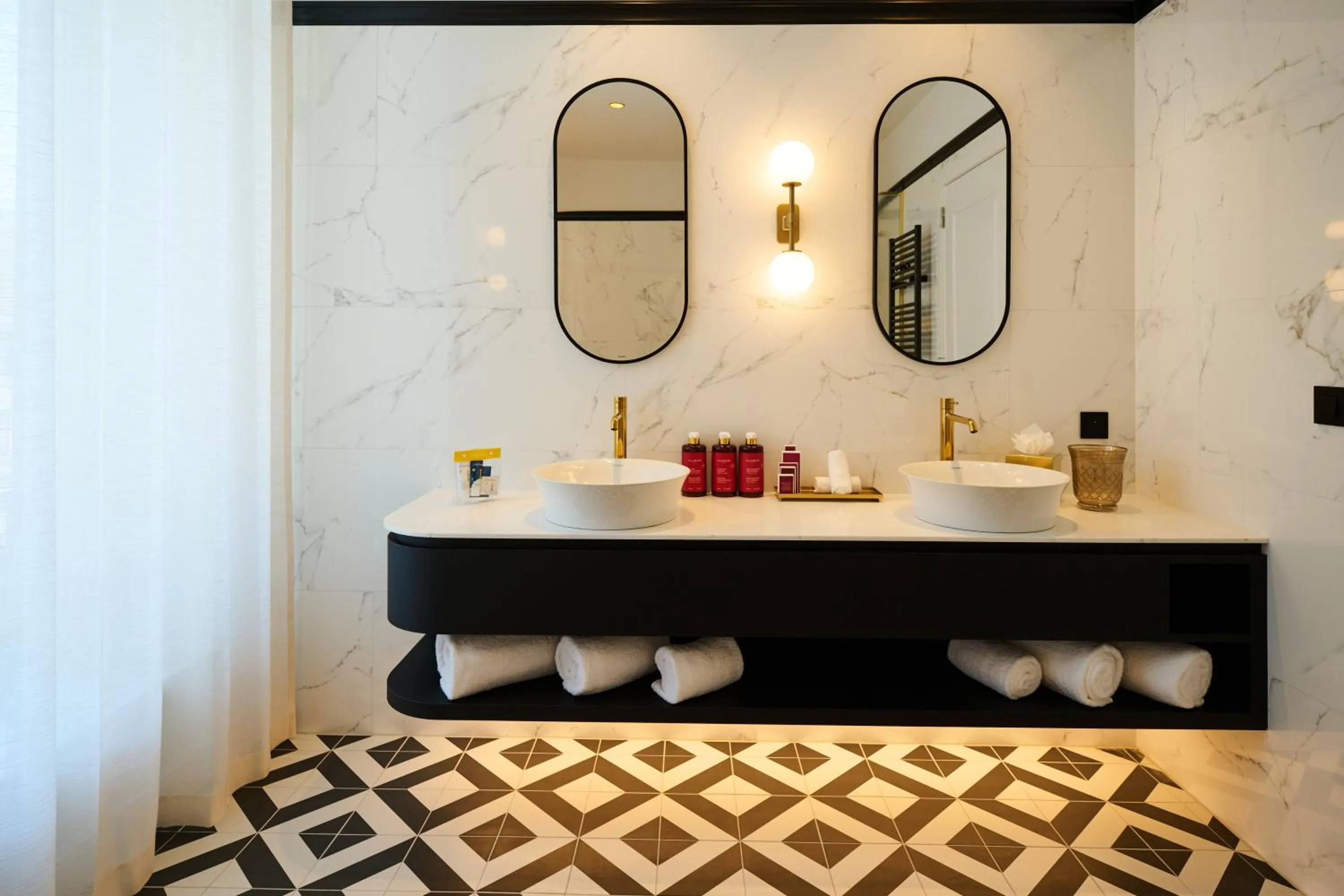 Bathroom, Bed in Les Bains de Spa