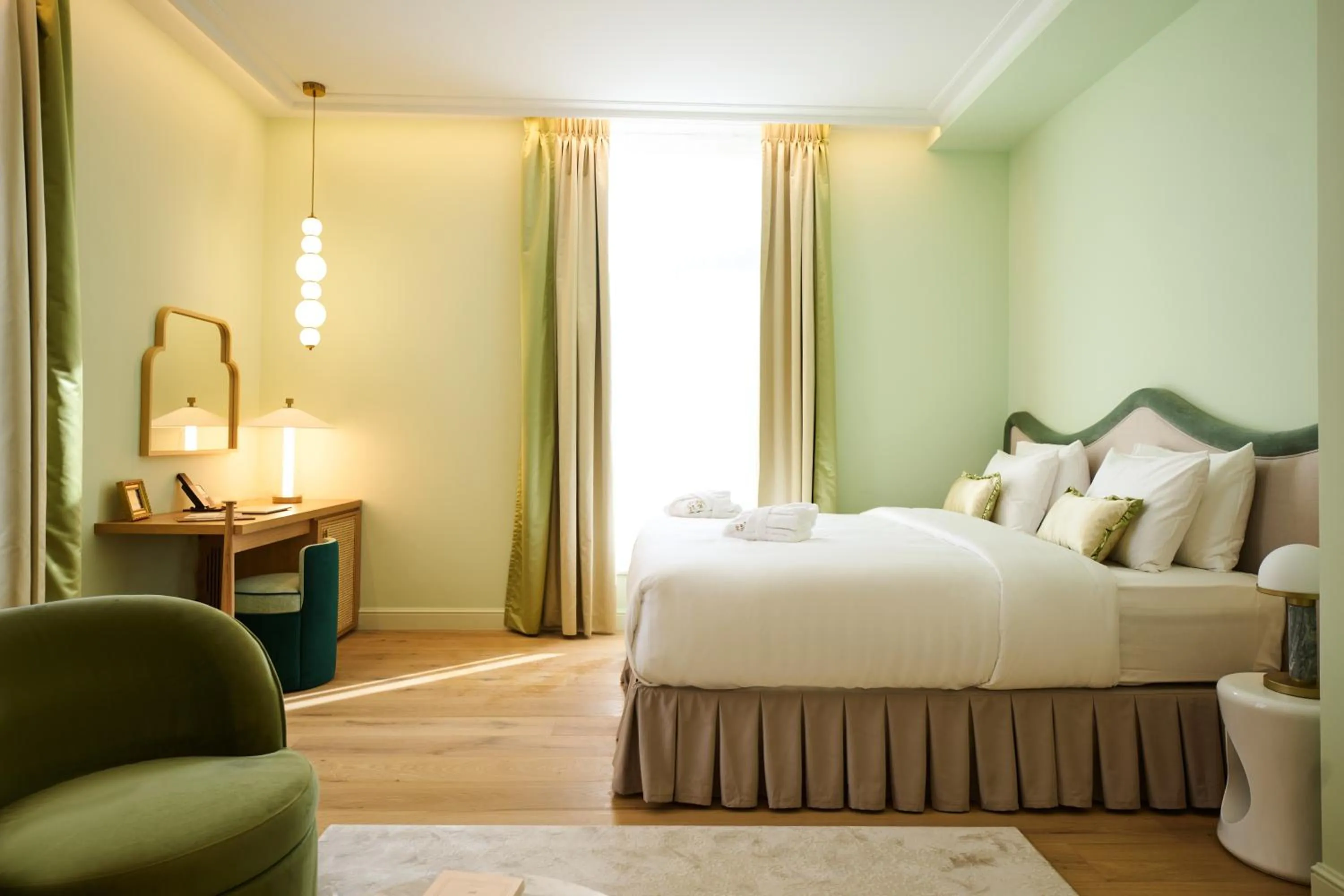 Seating area, Bed in Les Bains de Spa