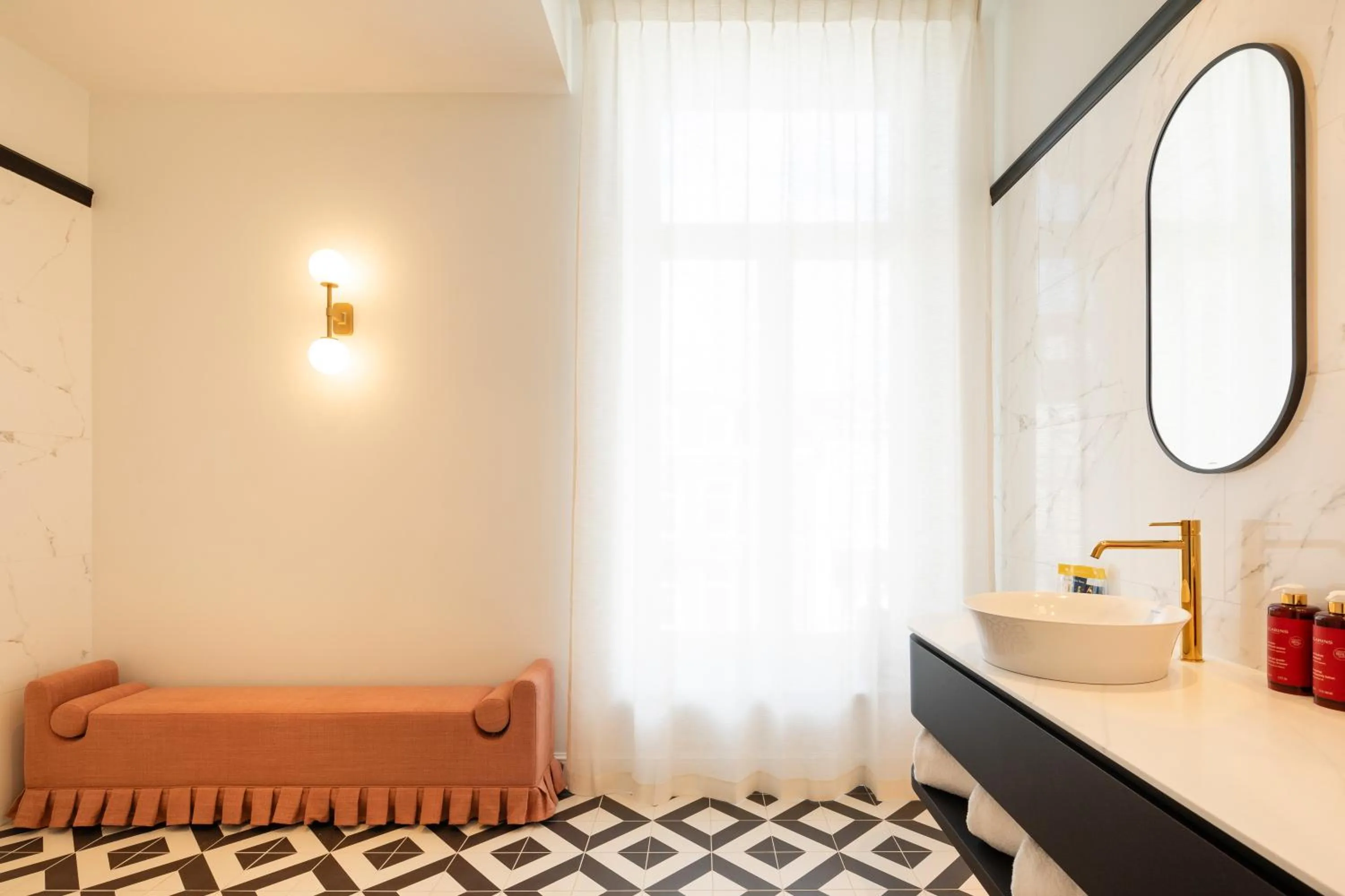 Bathroom, Bed in Les Bains de Spa