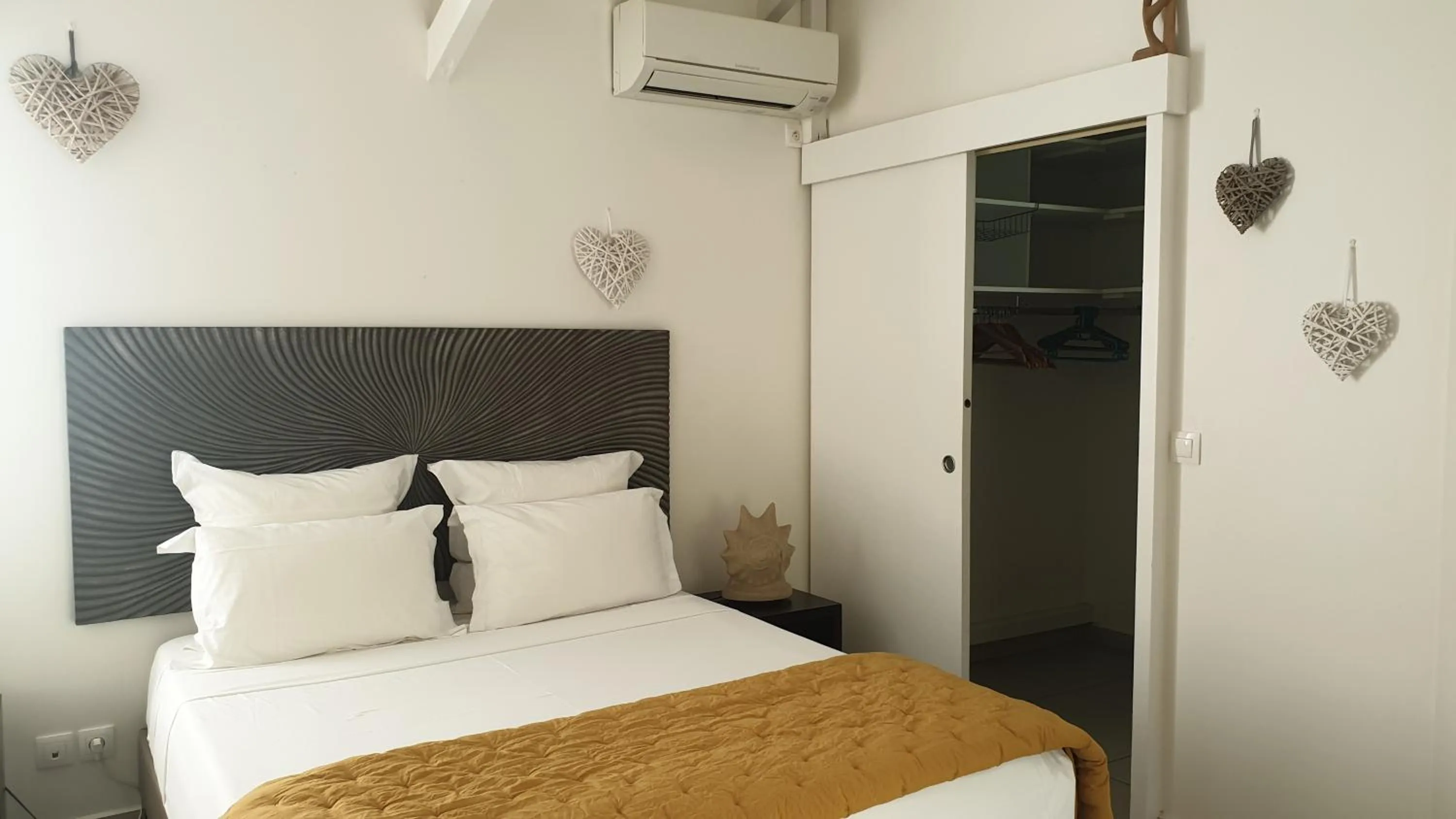 Bed in Majesty Palm Hôtel