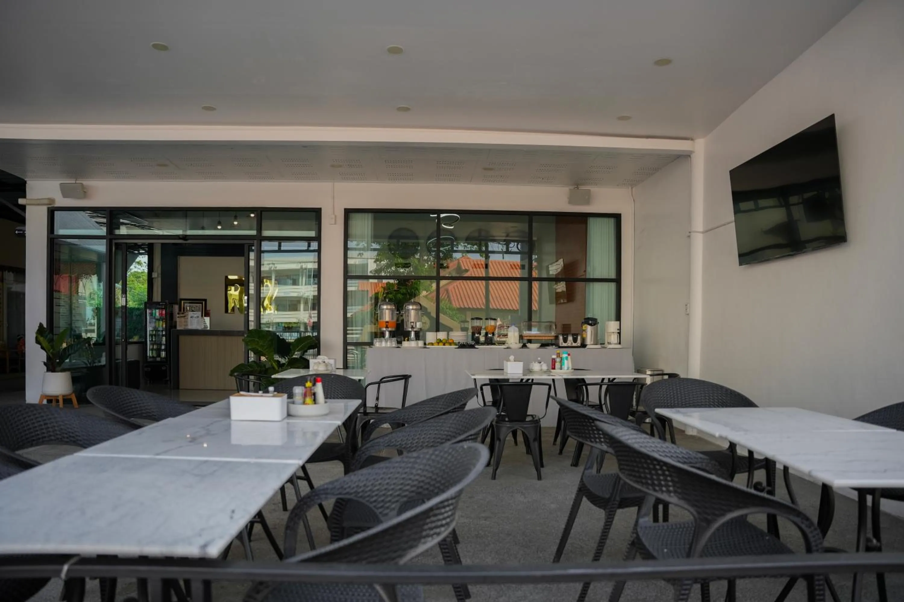 Restaurant/places to eat in R2 Bed and Pool Kanchanaburi