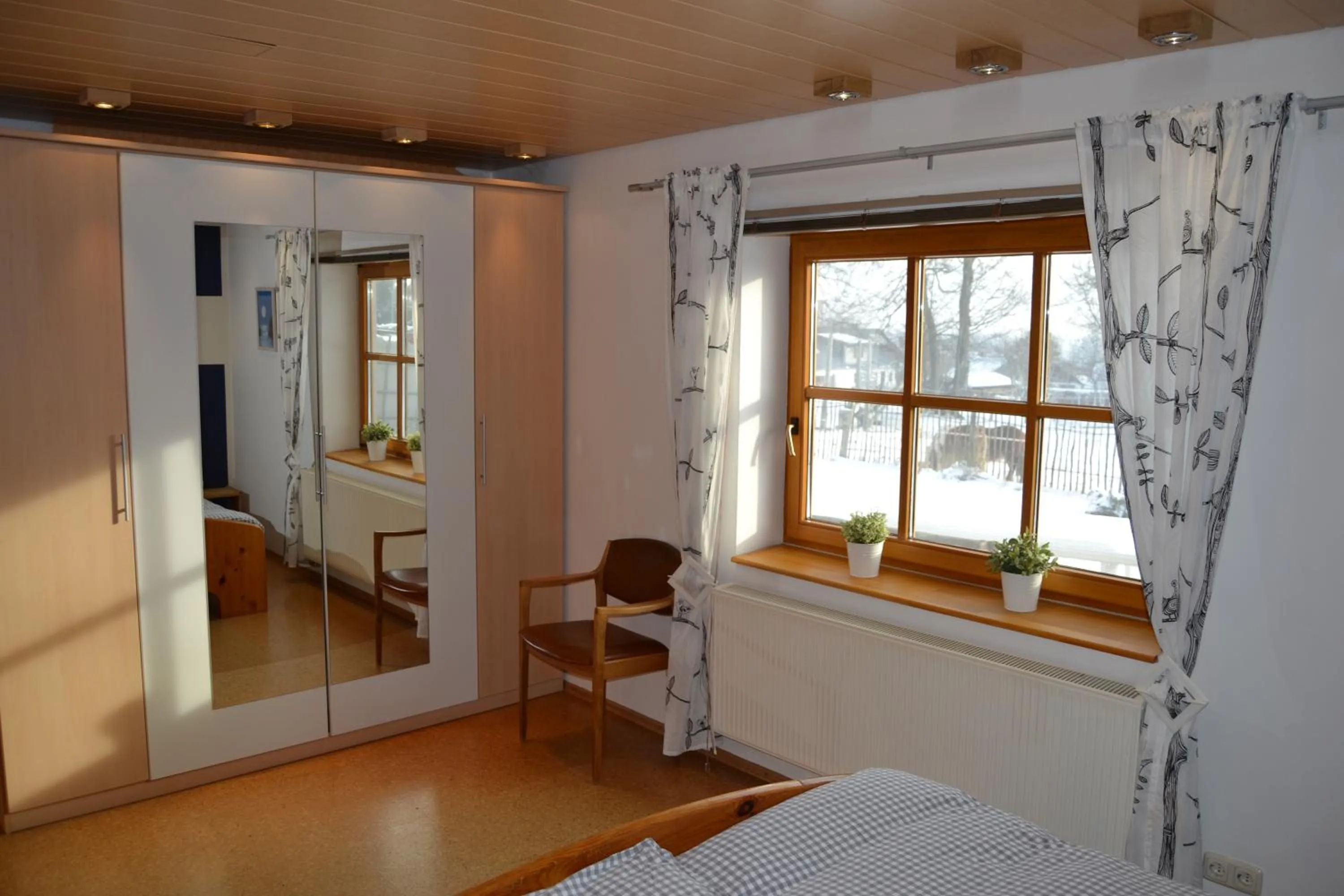 Garden view, Bed in Ferien bei Freunden im Holzhaus