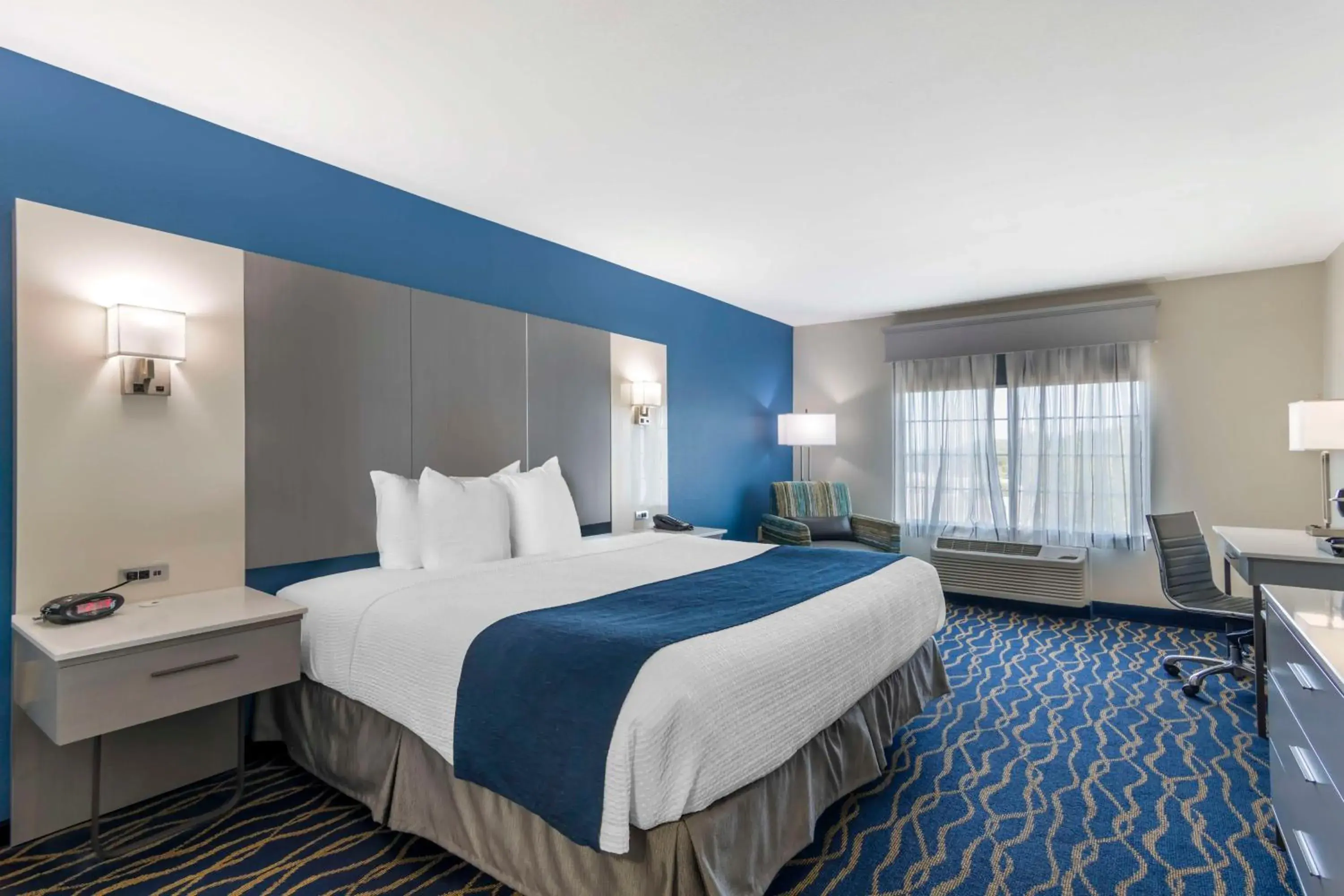 Bedroom, Bed in Best Western Plus Lake Lanier Gainesville Hotel & Suites Bedroom, Bed in Best Western Plus Lake Lanier Gainesville Hotel & Suites