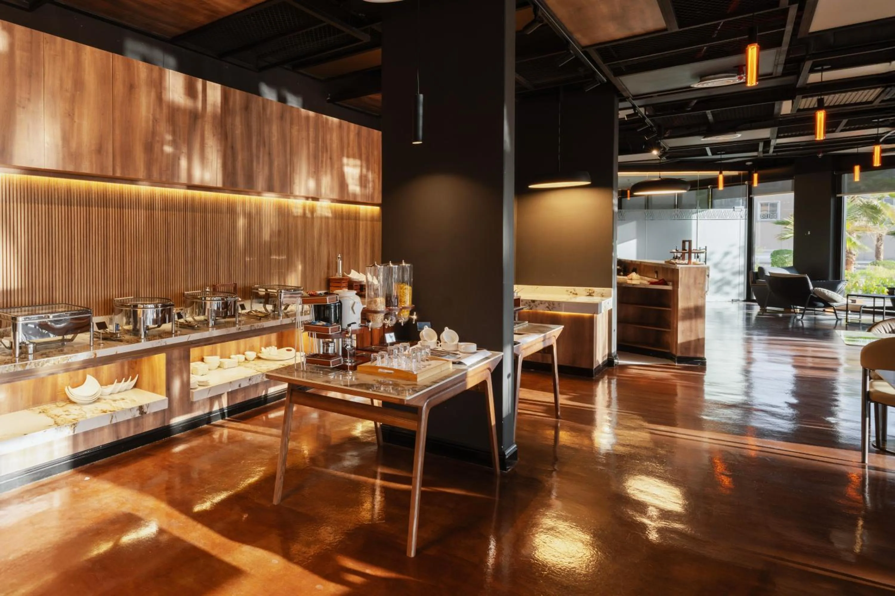 Restaurant/places to eat in Modrest Hotel