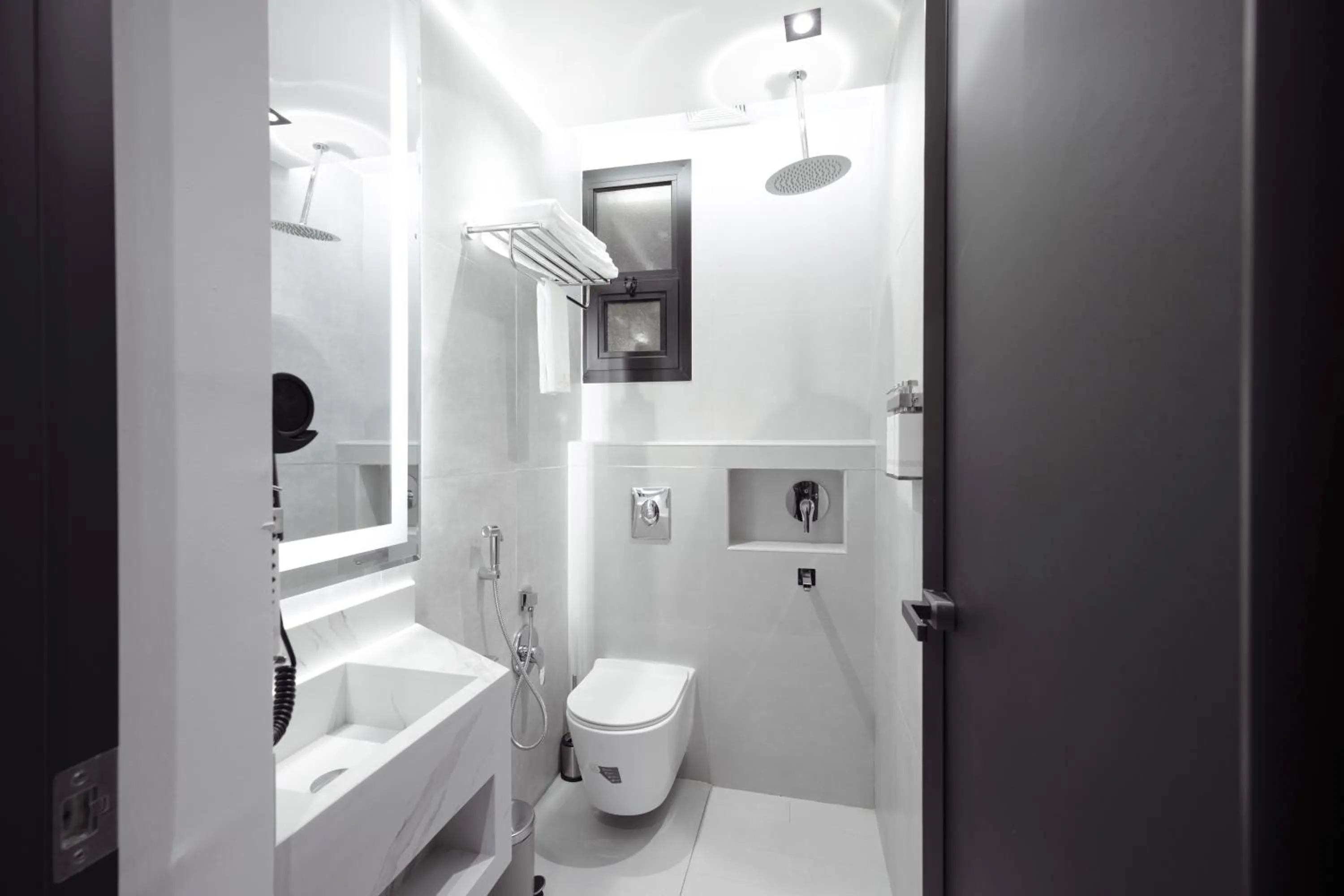 Shower in Modrest Hotel