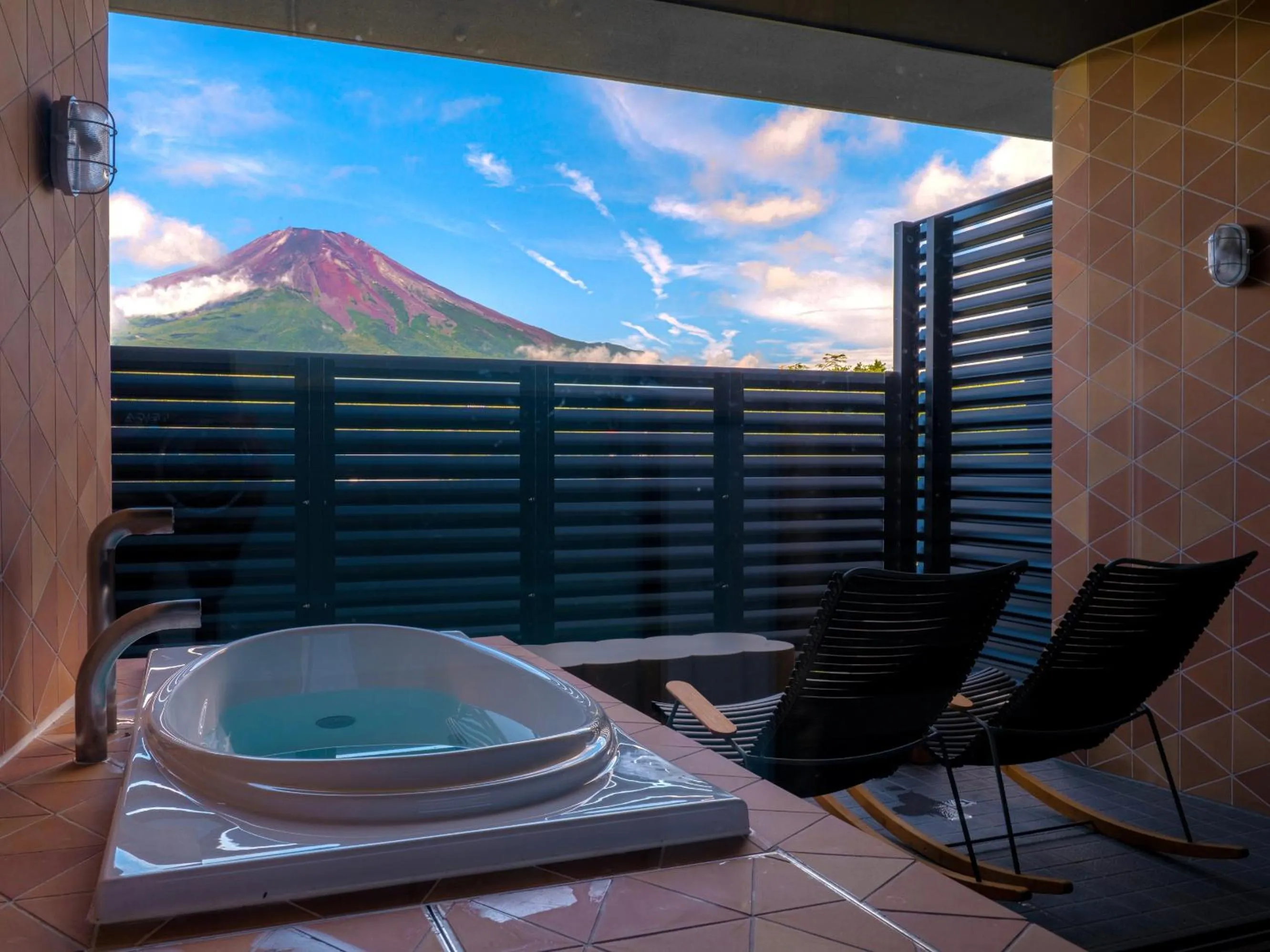 Hot Tub in Mt Fuji View and Private Sauna Ryokan Shizuku