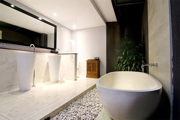 Hot Tub, Bed in The Radian Villa