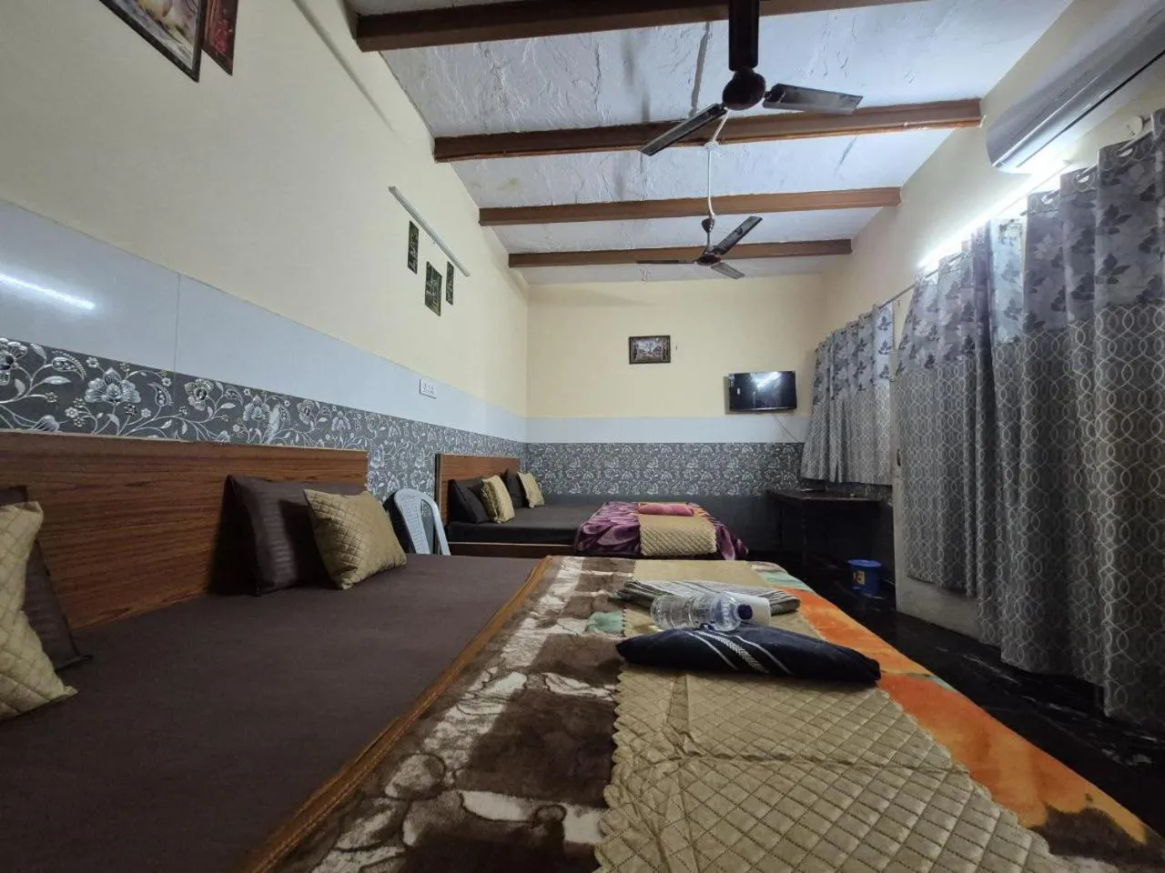 Family Room with Private Bathroom in The Street homestay 600m from Taj Mahal