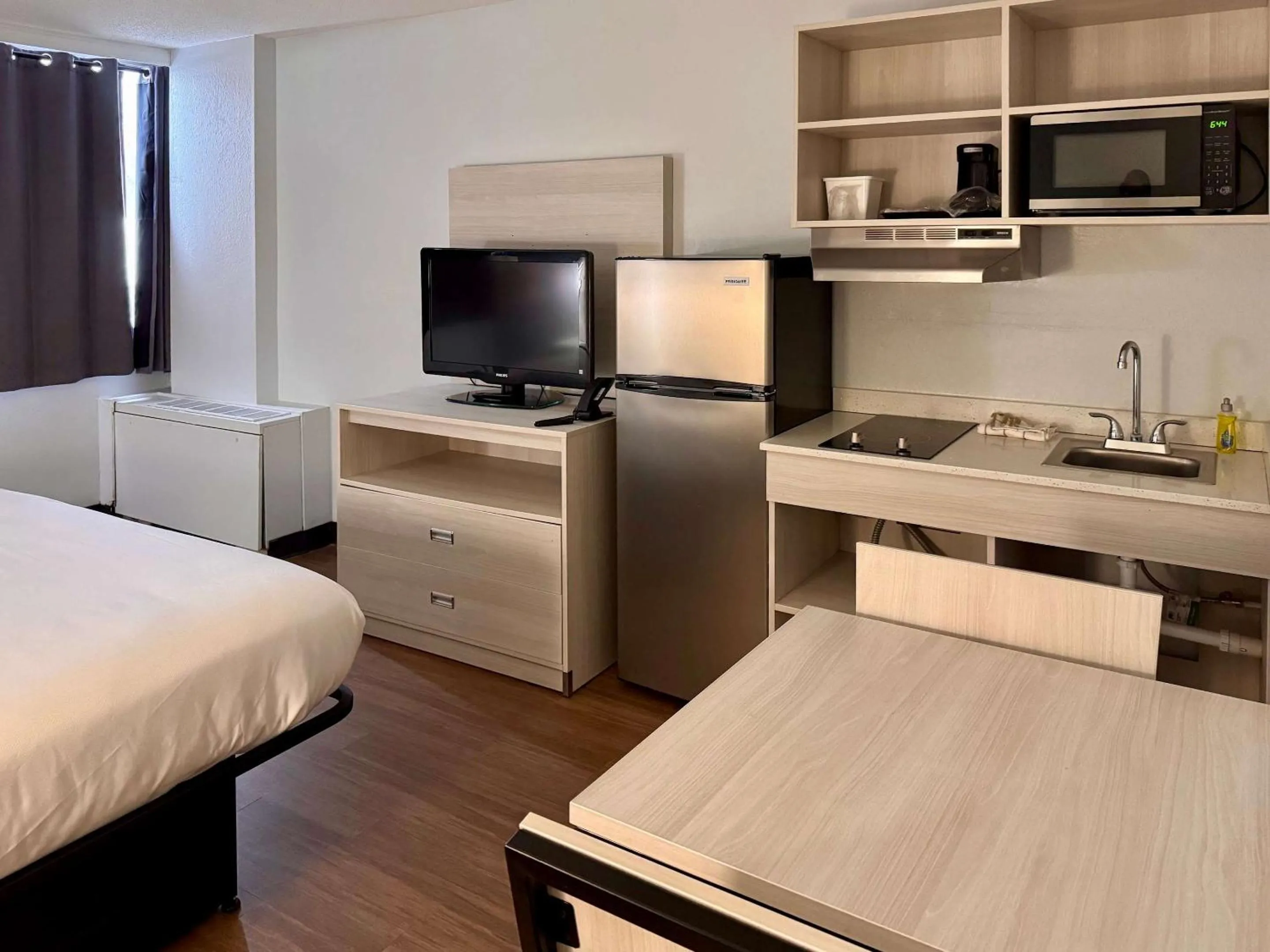 Kitchen or kitchenette, Bed in Suburban Studios East Syracuse Carrier Circle