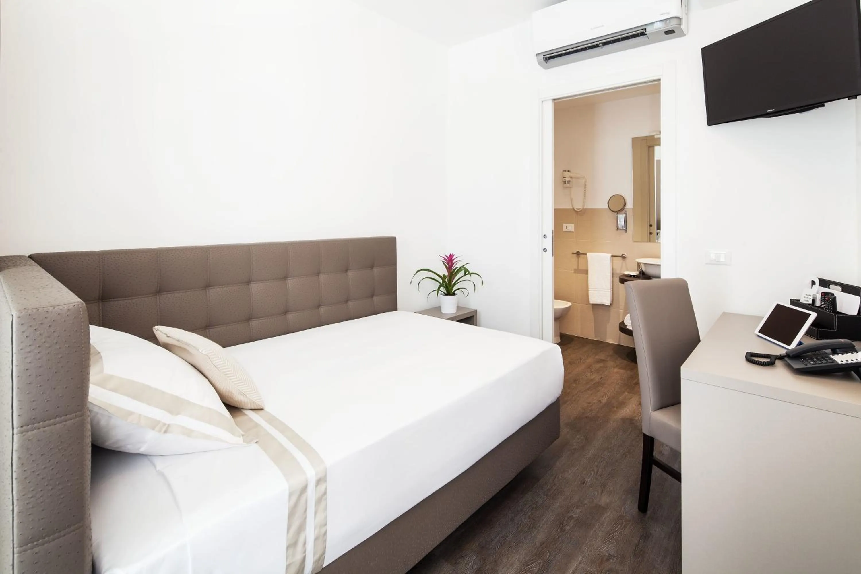 Photo of the whole room, Bed in Studio Inn Centrale & Milano Urban Padel