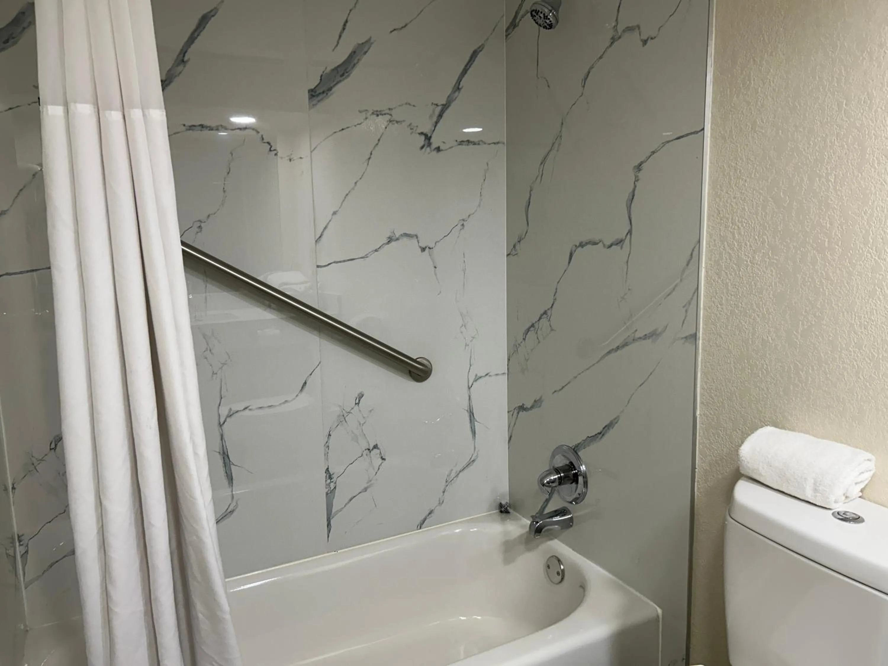 Hilltop Inn & Suites