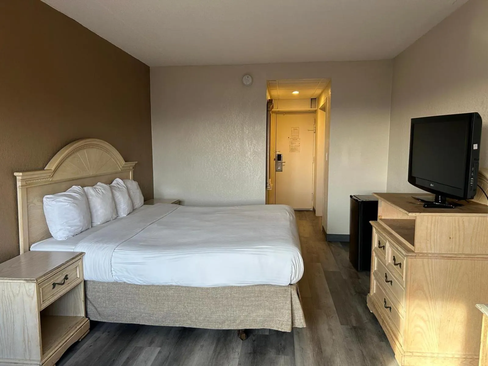 Bed in Hilltop Inn & Suites