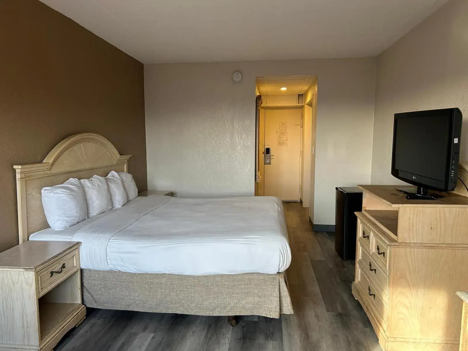 Bed in Hilltop Inn & Suites Bed in Hilltop Inn & Suites