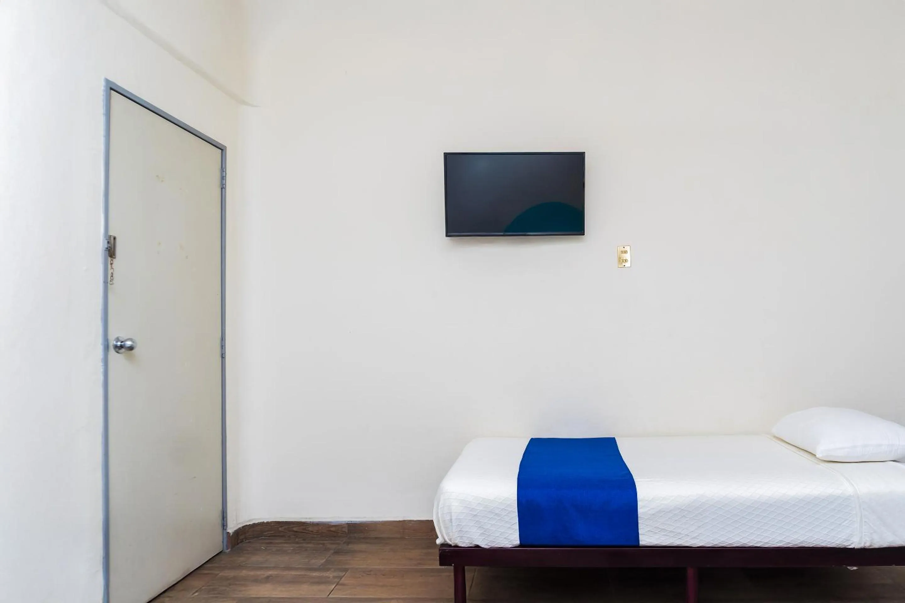 Bedroom, Bed in Capital O Nueva York, Guadalajara centro downtown