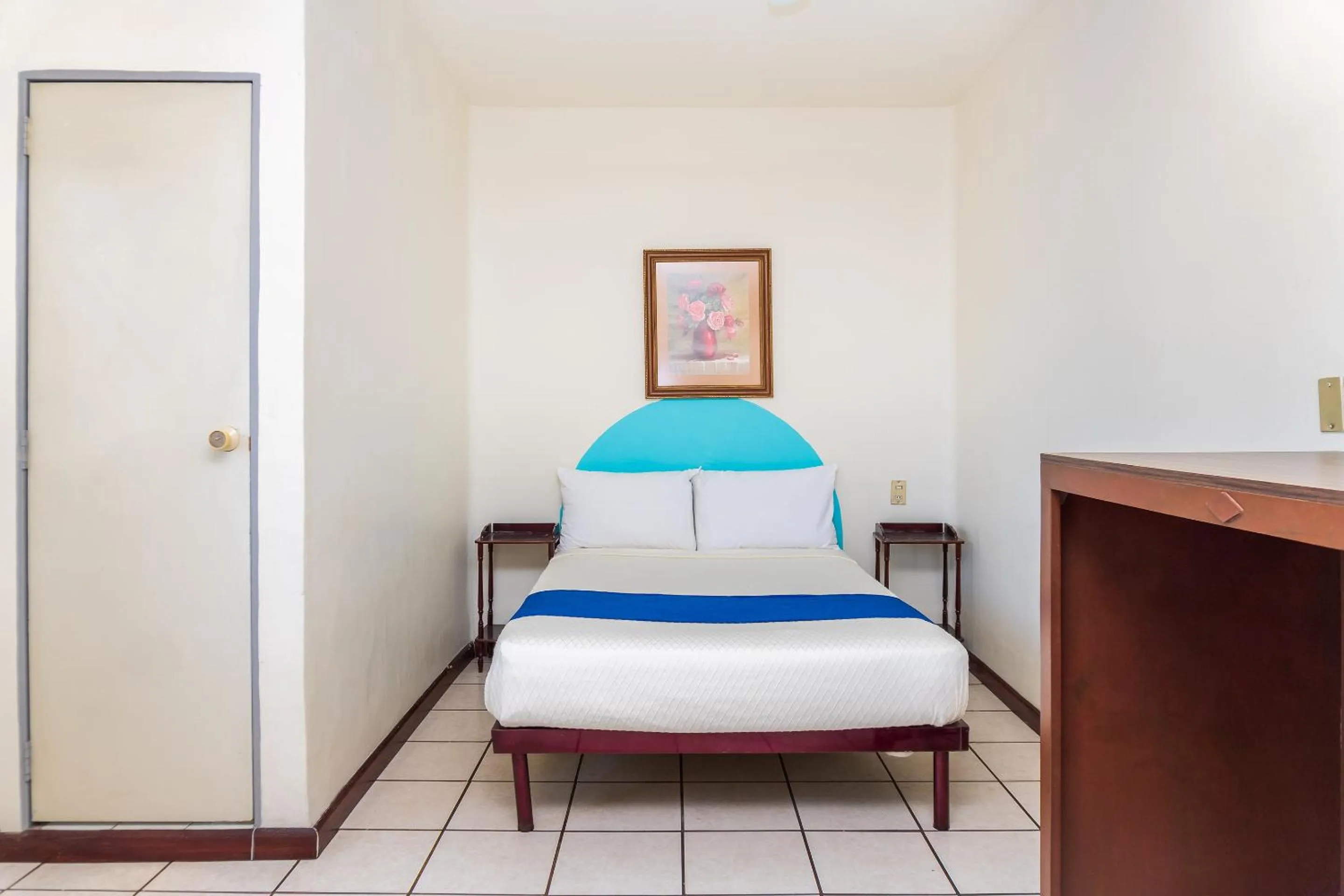 Bedroom, Bed in Capital O Nueva York, Guadalajara centro downtown