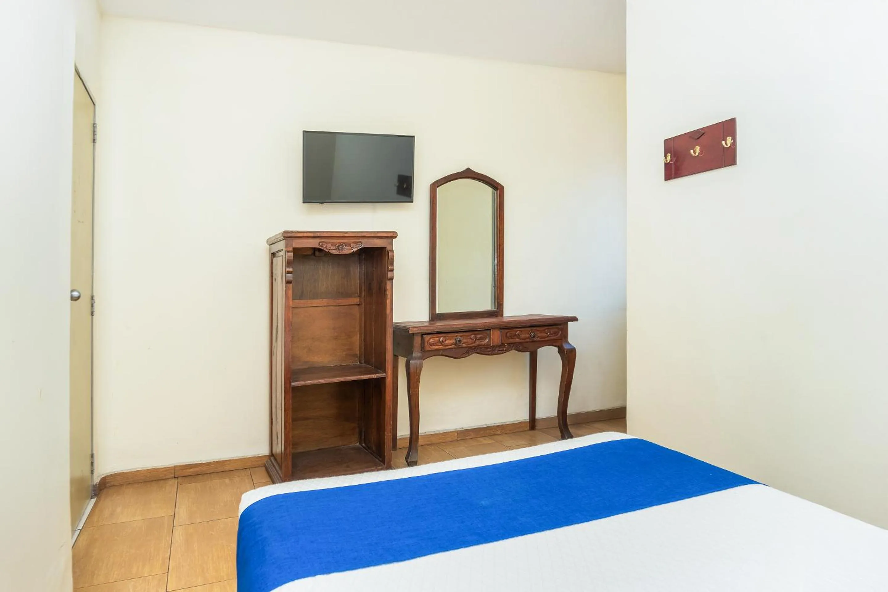 Bedroom, Bed in Capital O Nueva York, Guadalajara centro downtown