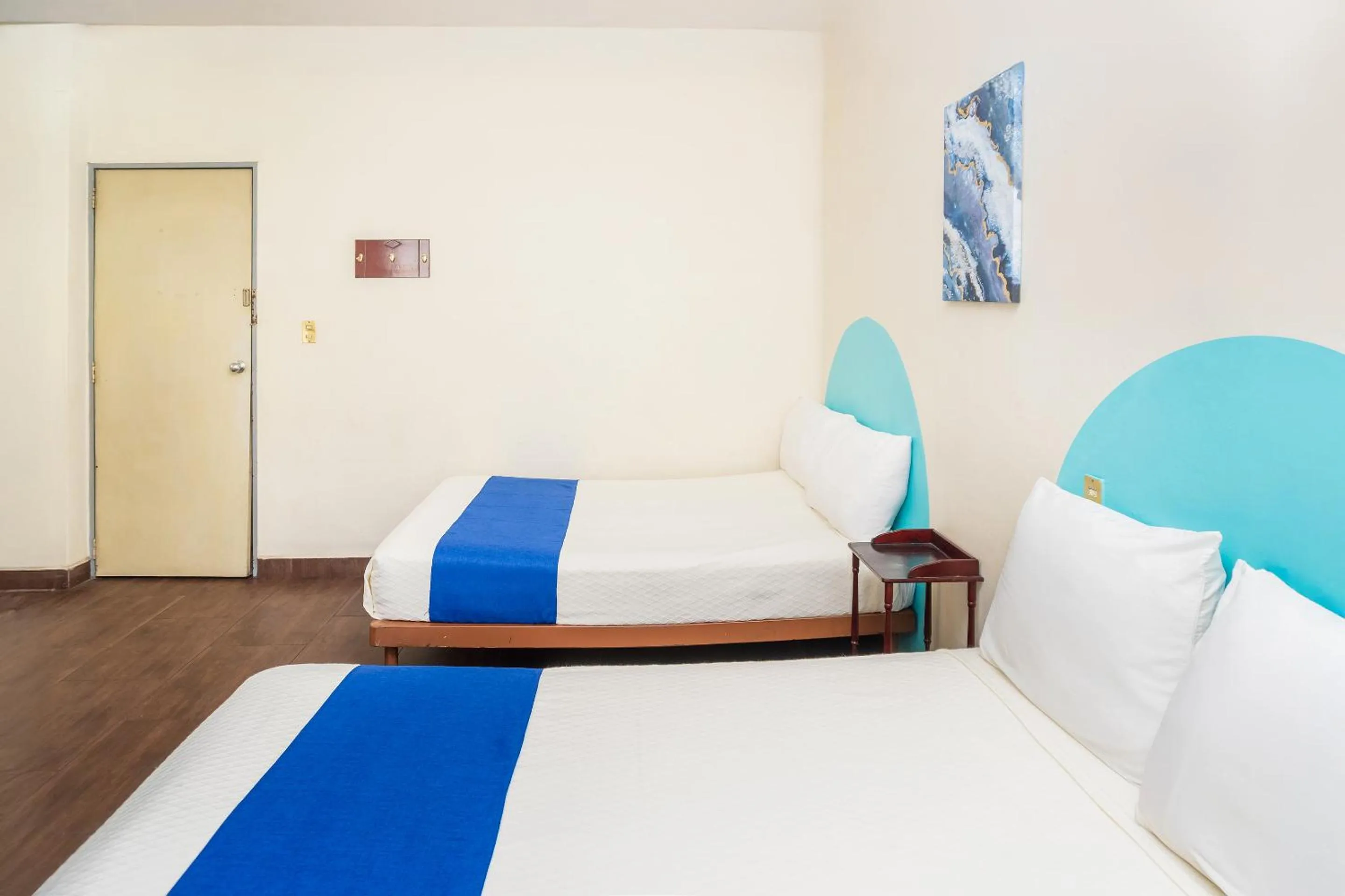 Bedroom, Bed in Capital O Nueva York, Guadalajara centro downtown