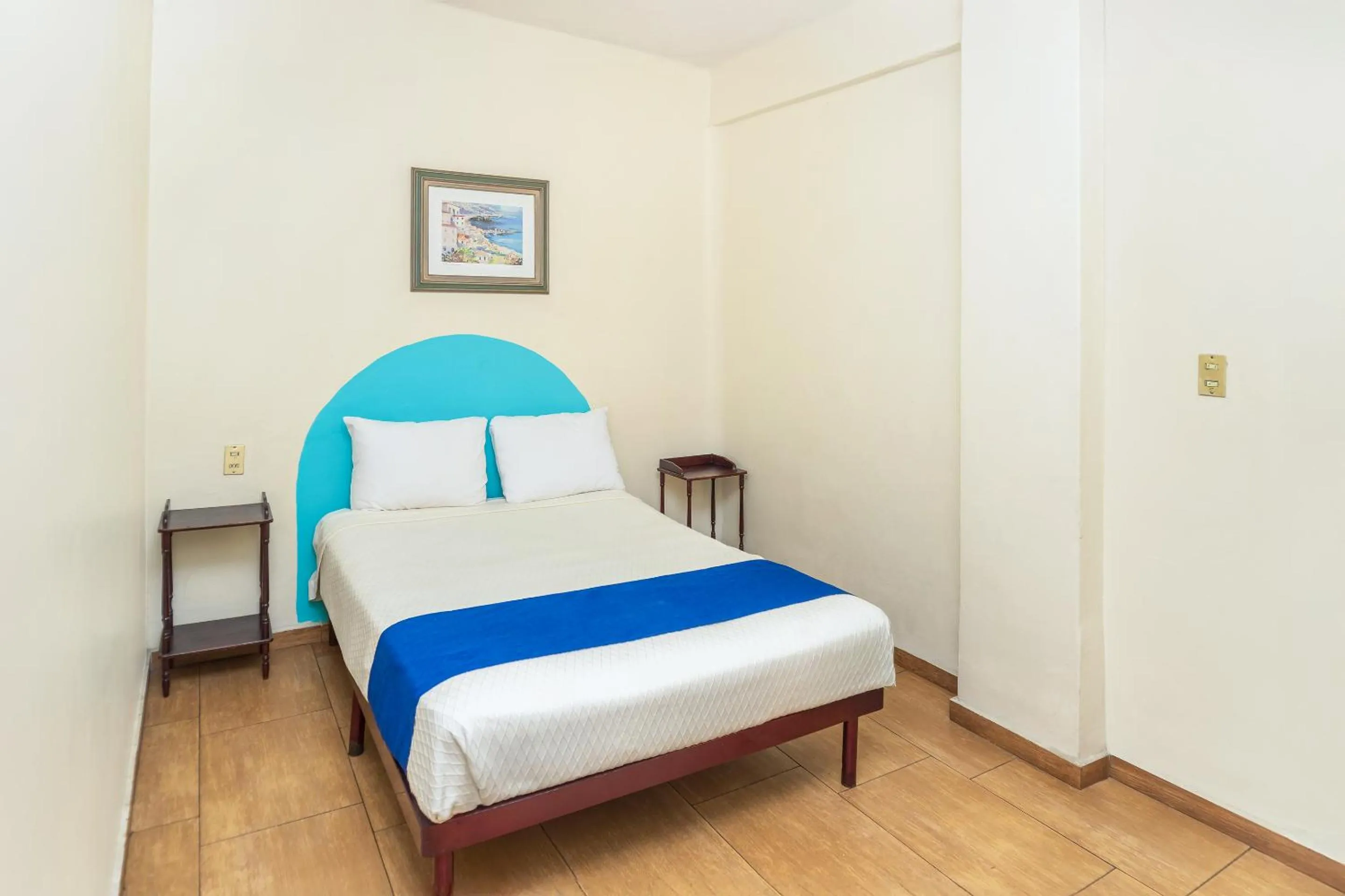 Bedroom, Bed in Capital O Nueva York, Guadalajara centro downtown