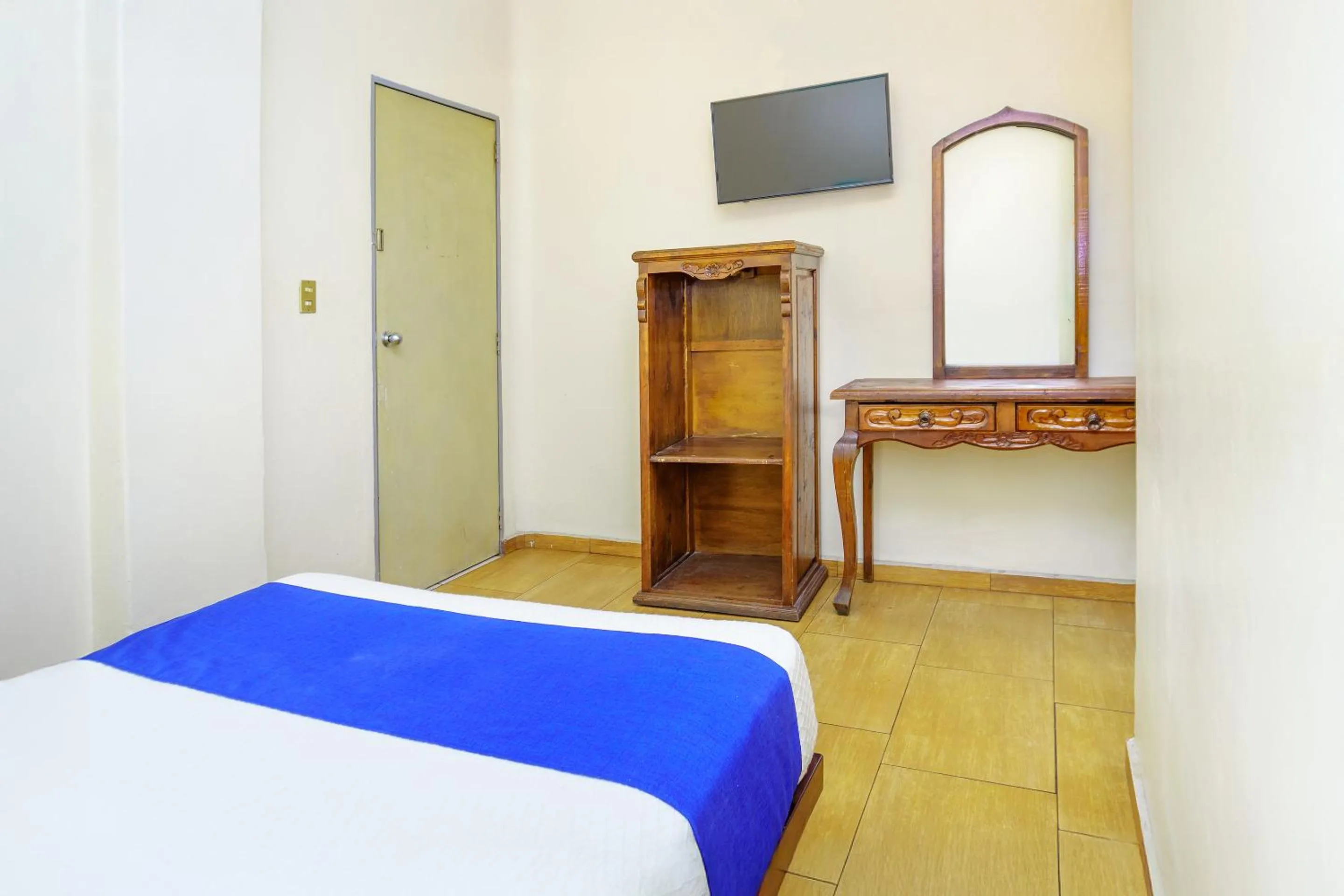 Bedroom, Bed in Capital O Nueva York, Guadalajara centro downtown