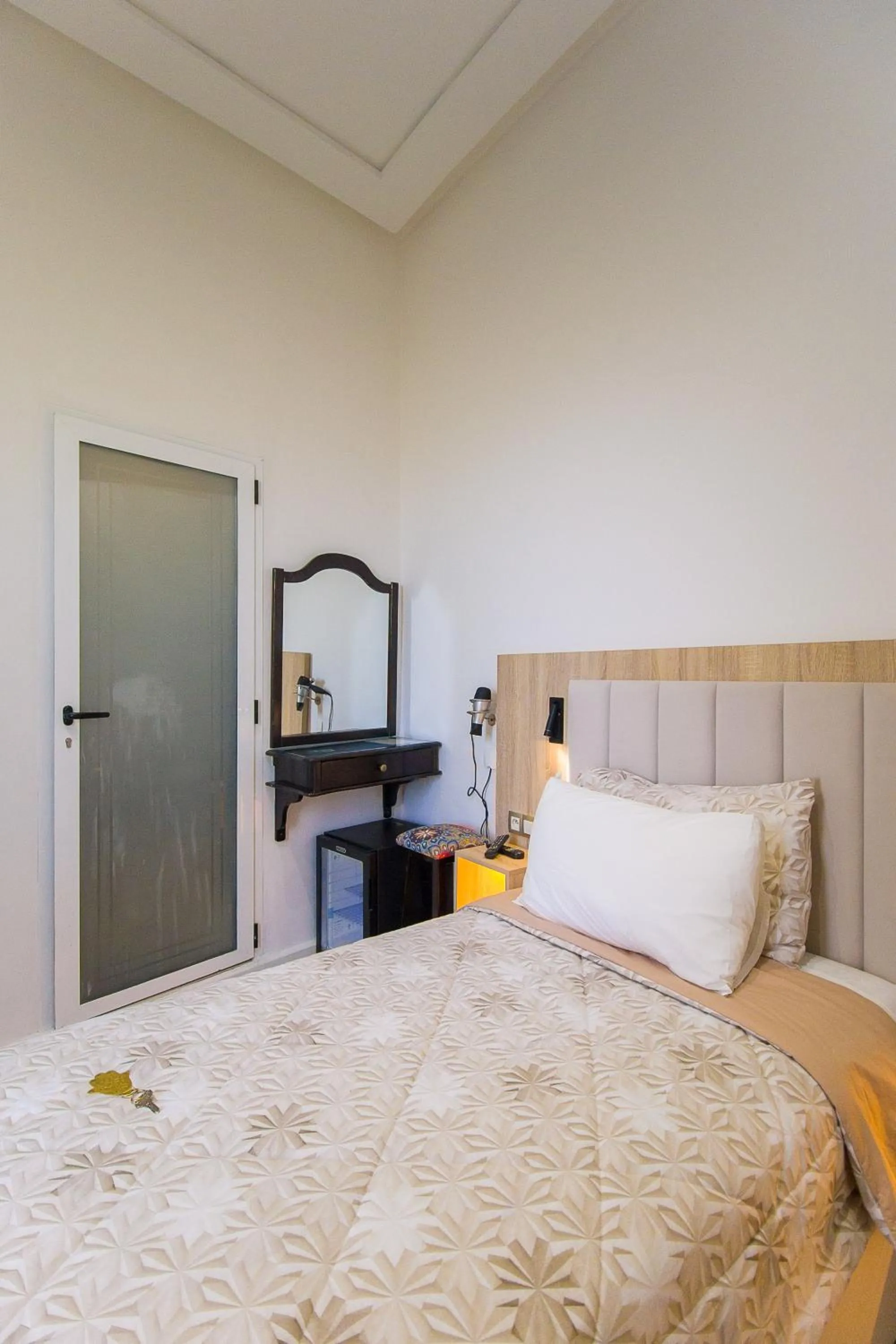 Photo of the whole room, Bed in Mamora Bay