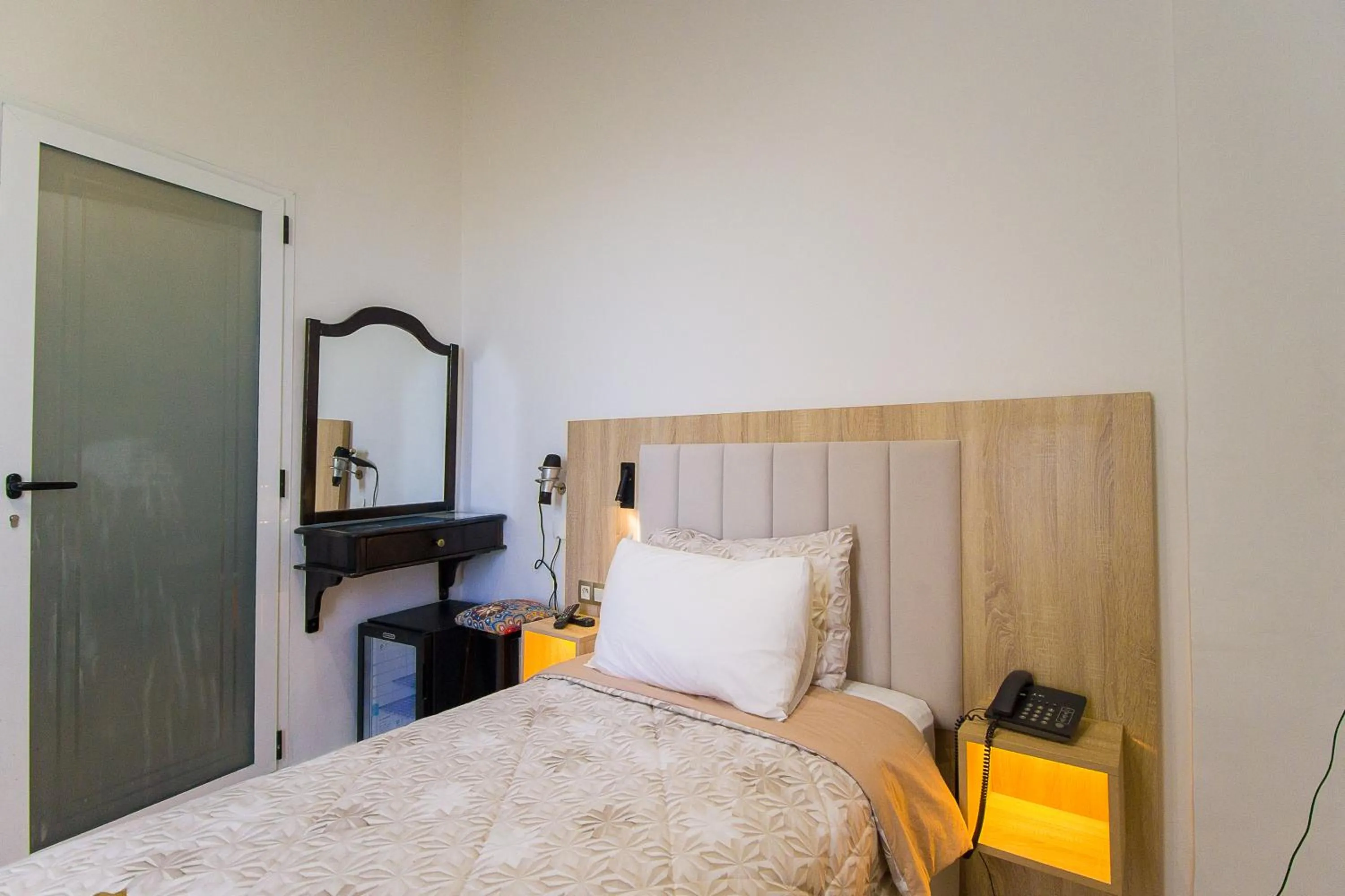 Photo of the whole room, Bed in Mamora Bay