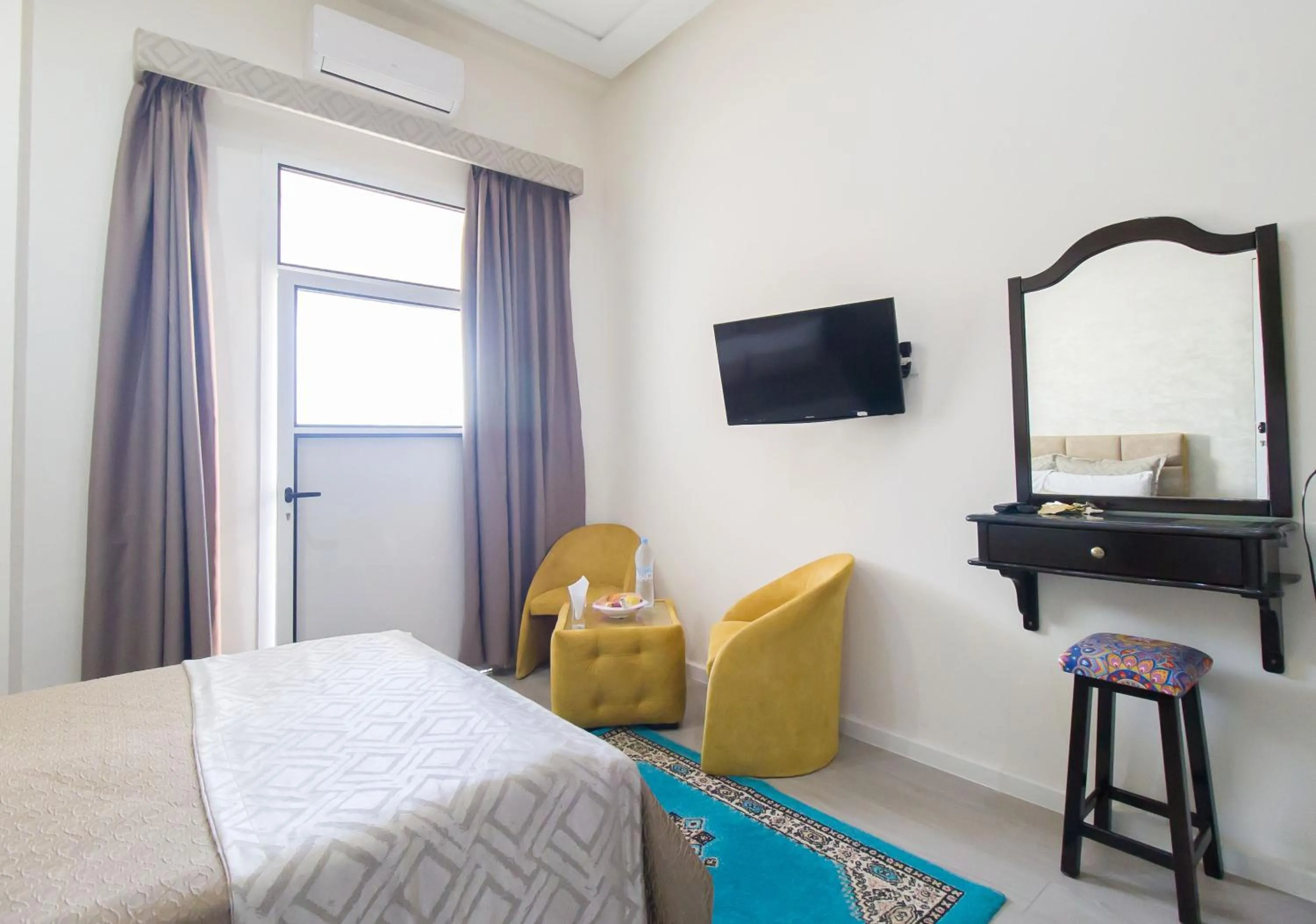 Photo of the whole room, Bed in Mamora Bay