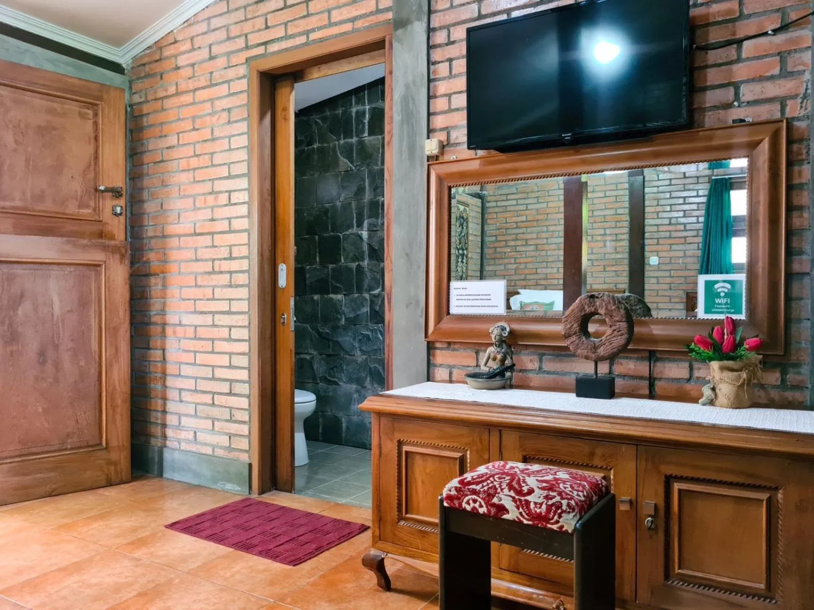 TV and multimedia in Ndalem Suryo Saptono Guest House
