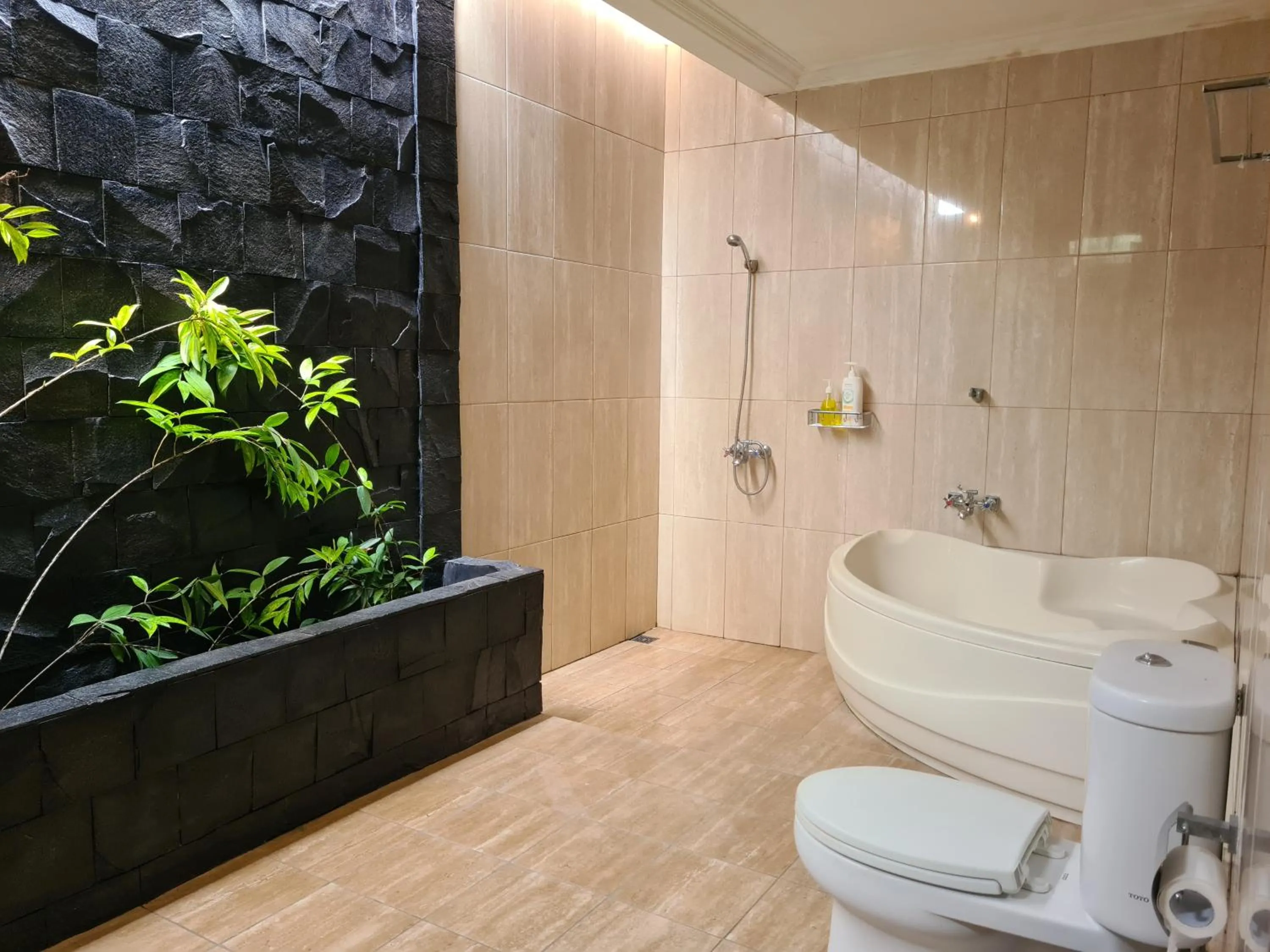 Bathroom in Ndalem Suryo Saptono Guest House