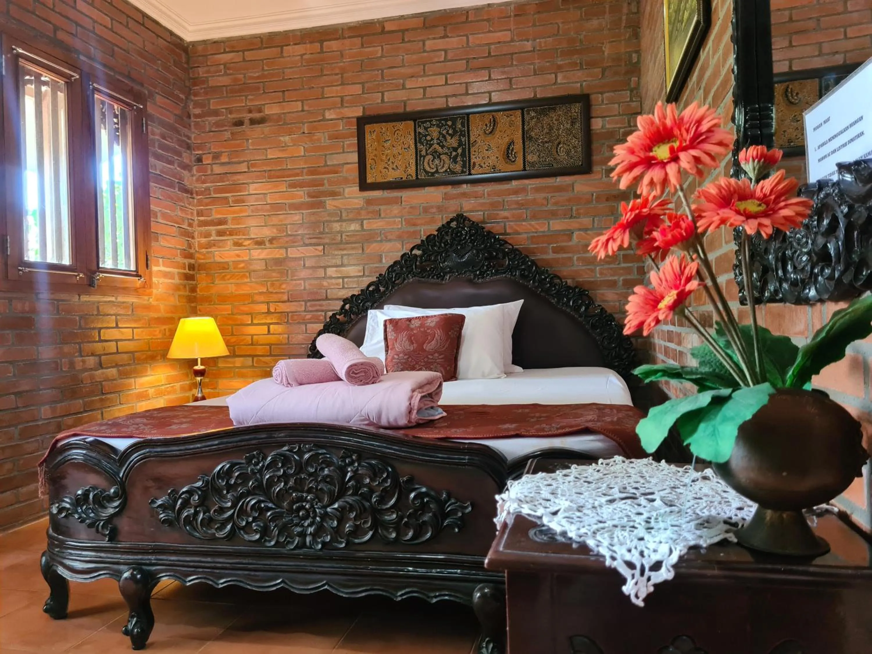 Bed in Ndalem Suryo Saptono Guest House