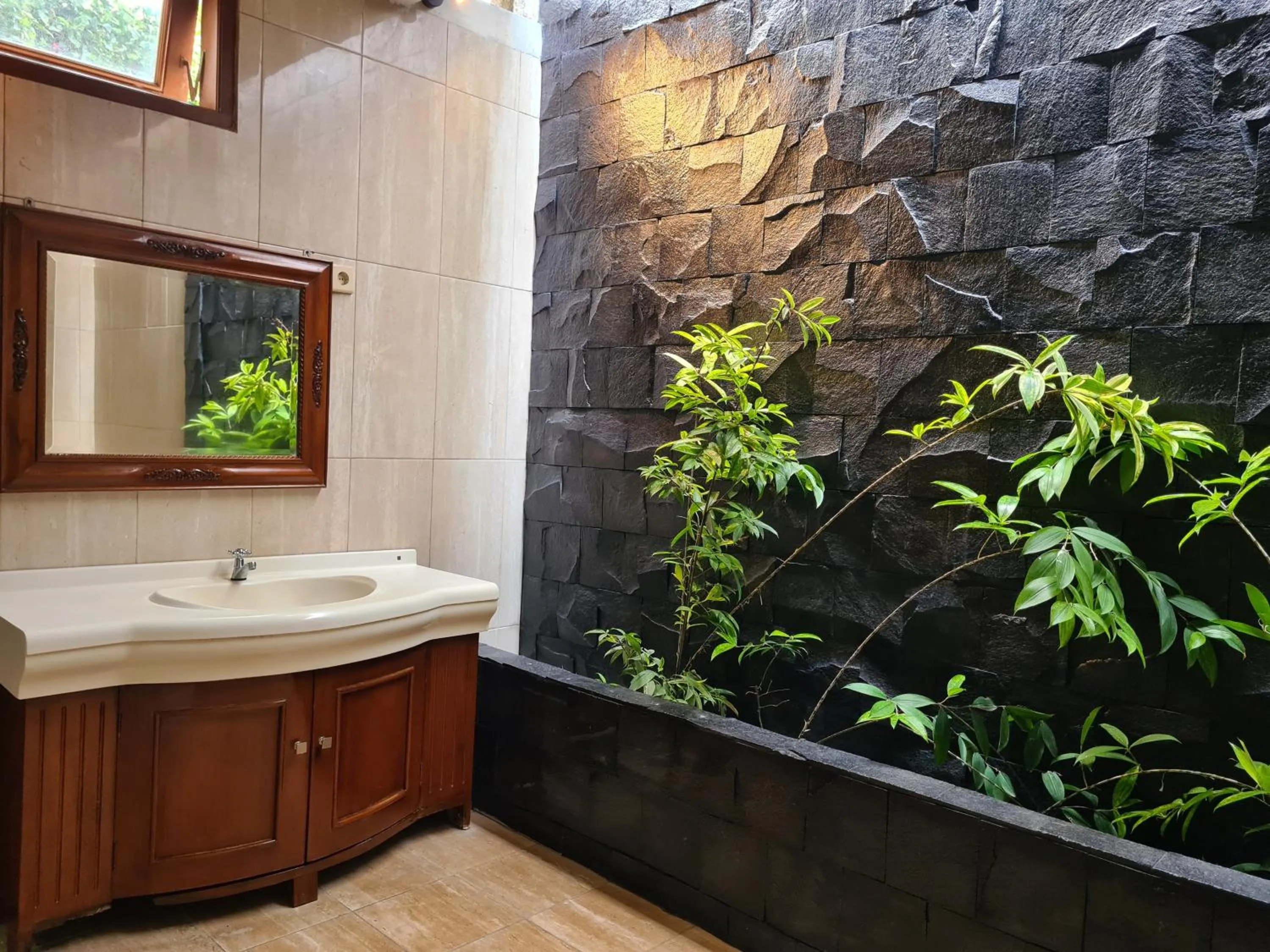Bathroom in Ndalem Suryo Saptono Guest House