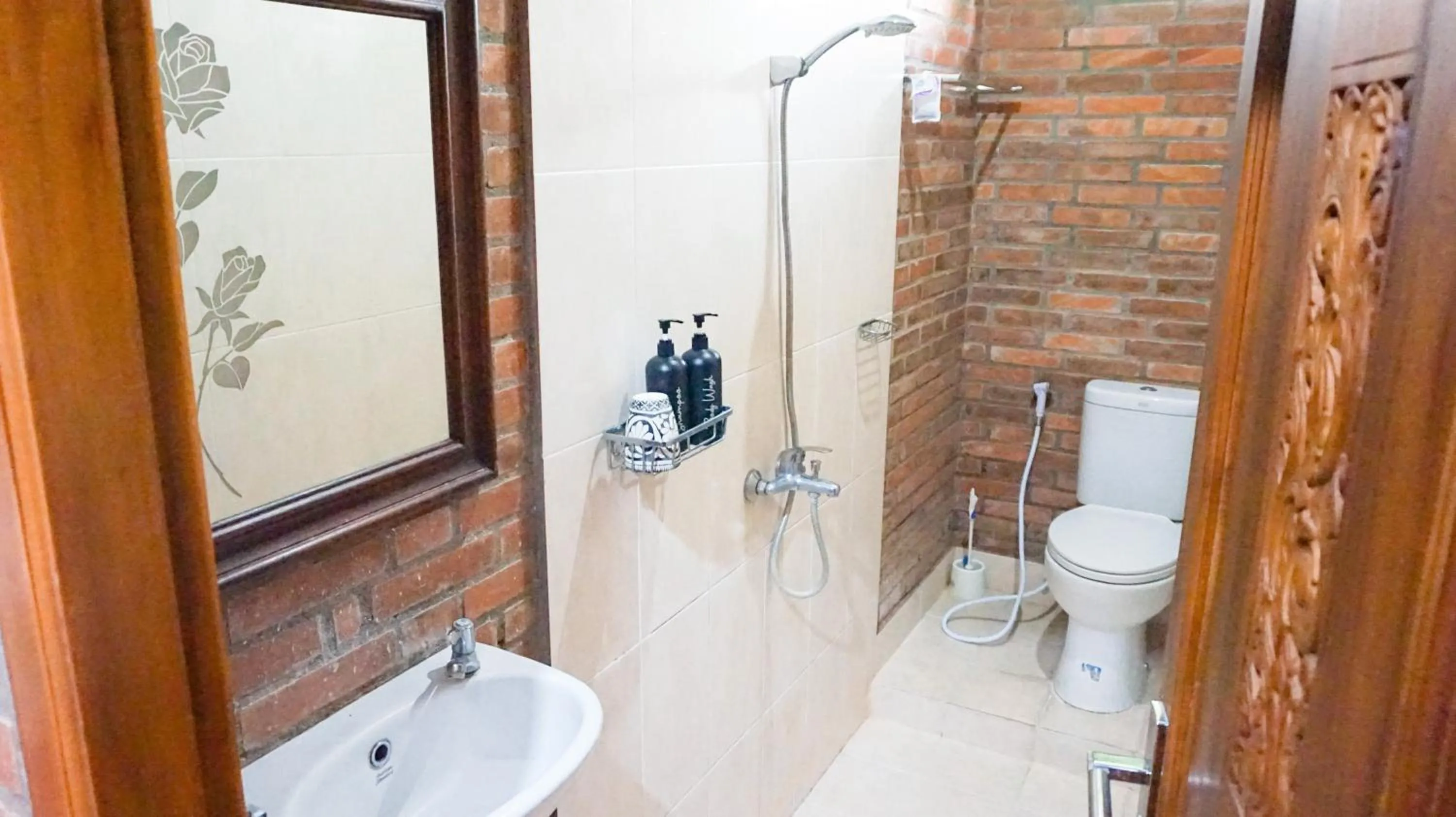 Bathroom in Ndalem Suryo Saptono Guest House