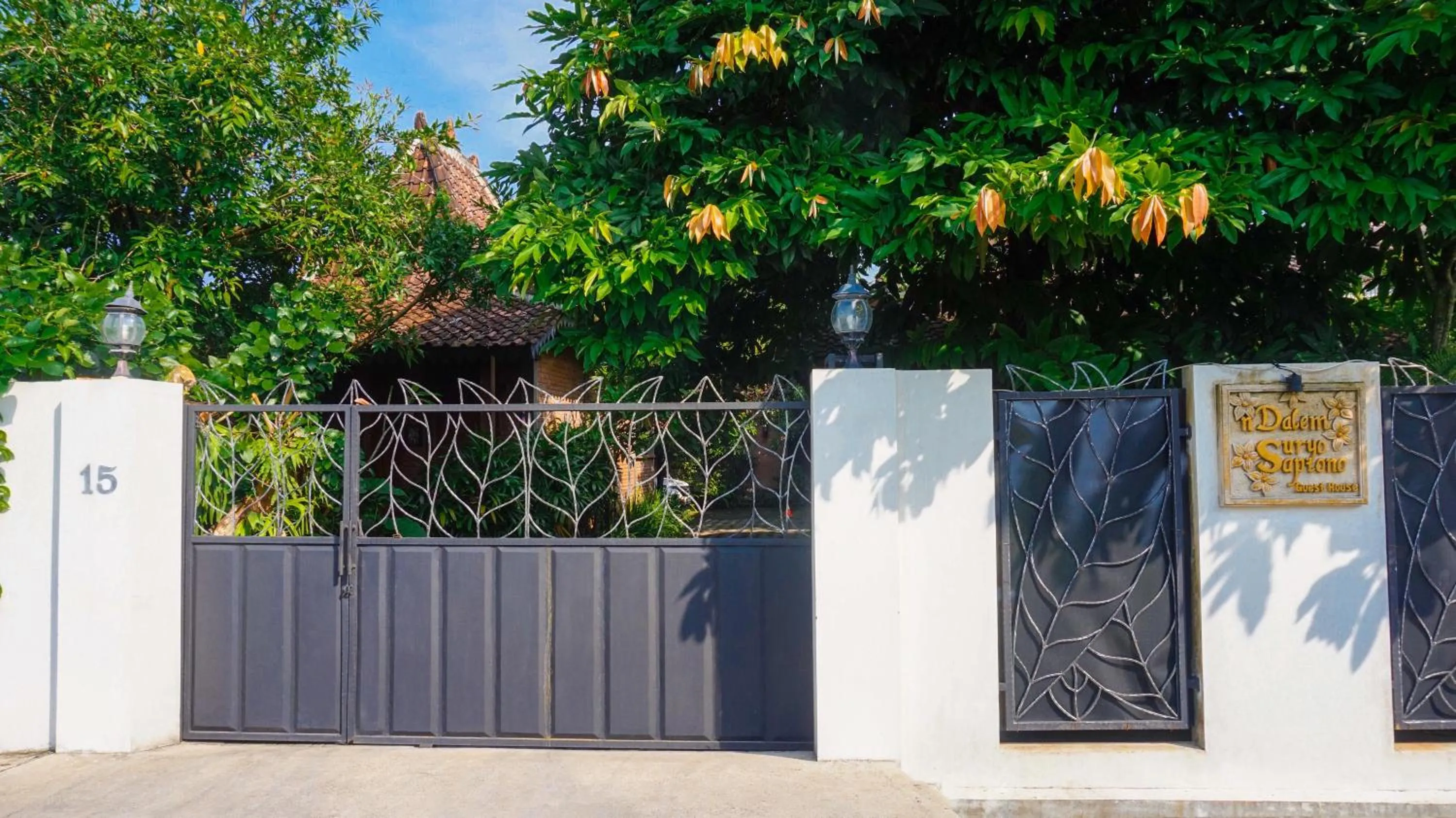 Facade/entrance in Ndalem Suryo Saptono Guest House