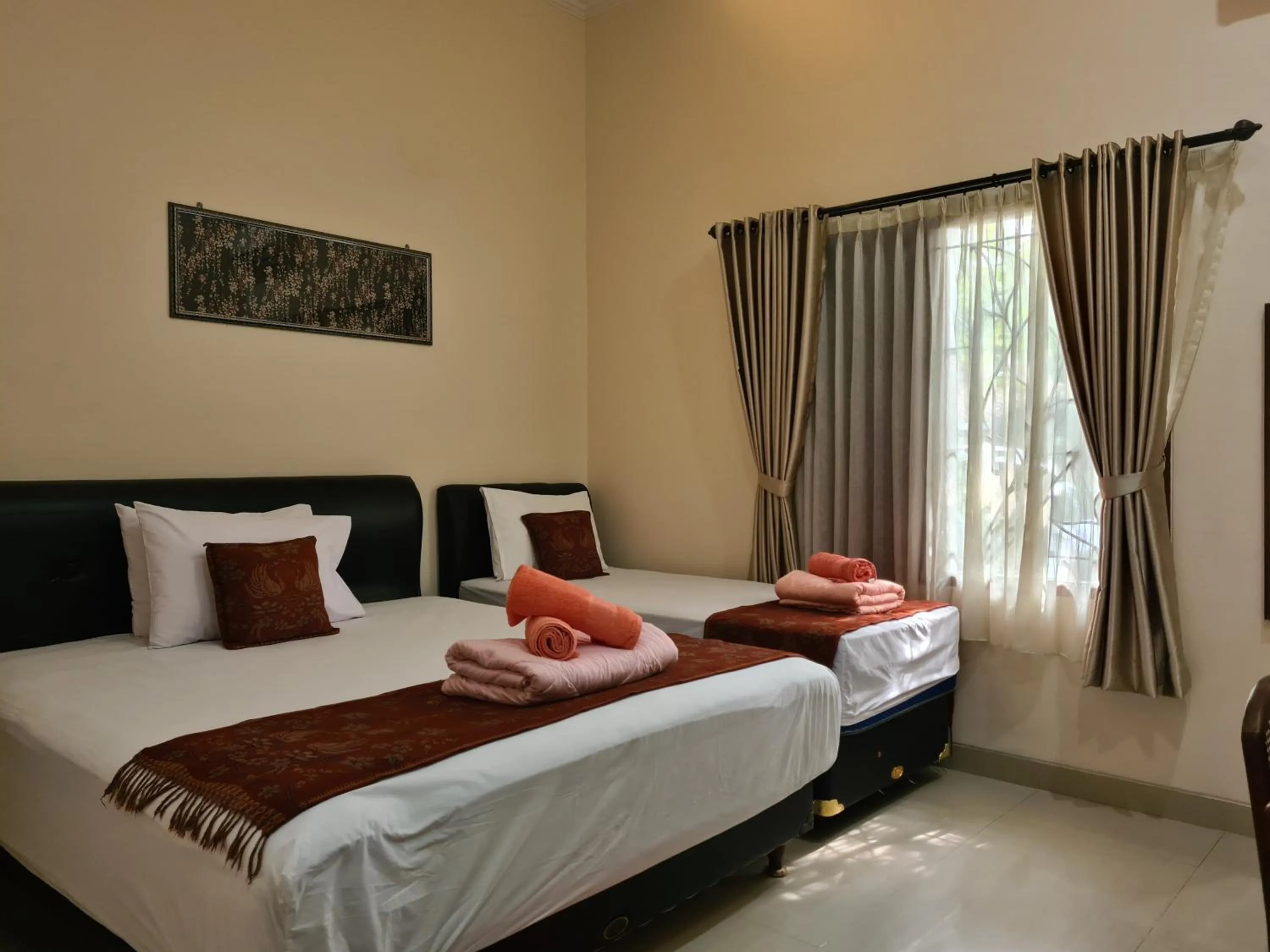 Bed in Ndalem Suryo Saptono Guest House