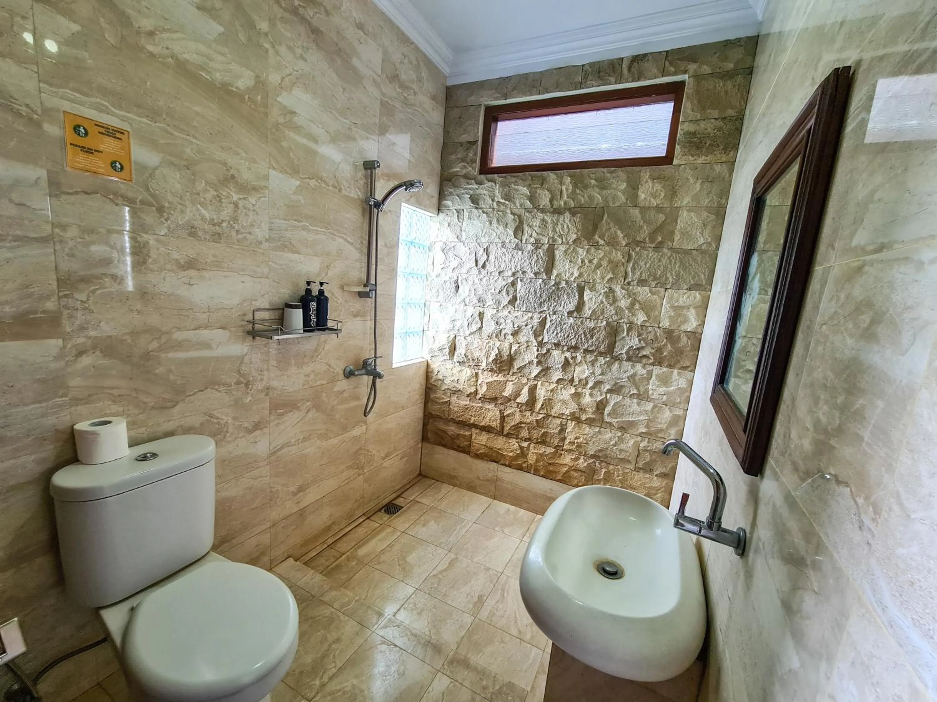 Shower in Ndalem Suryo Saptono Guest House
