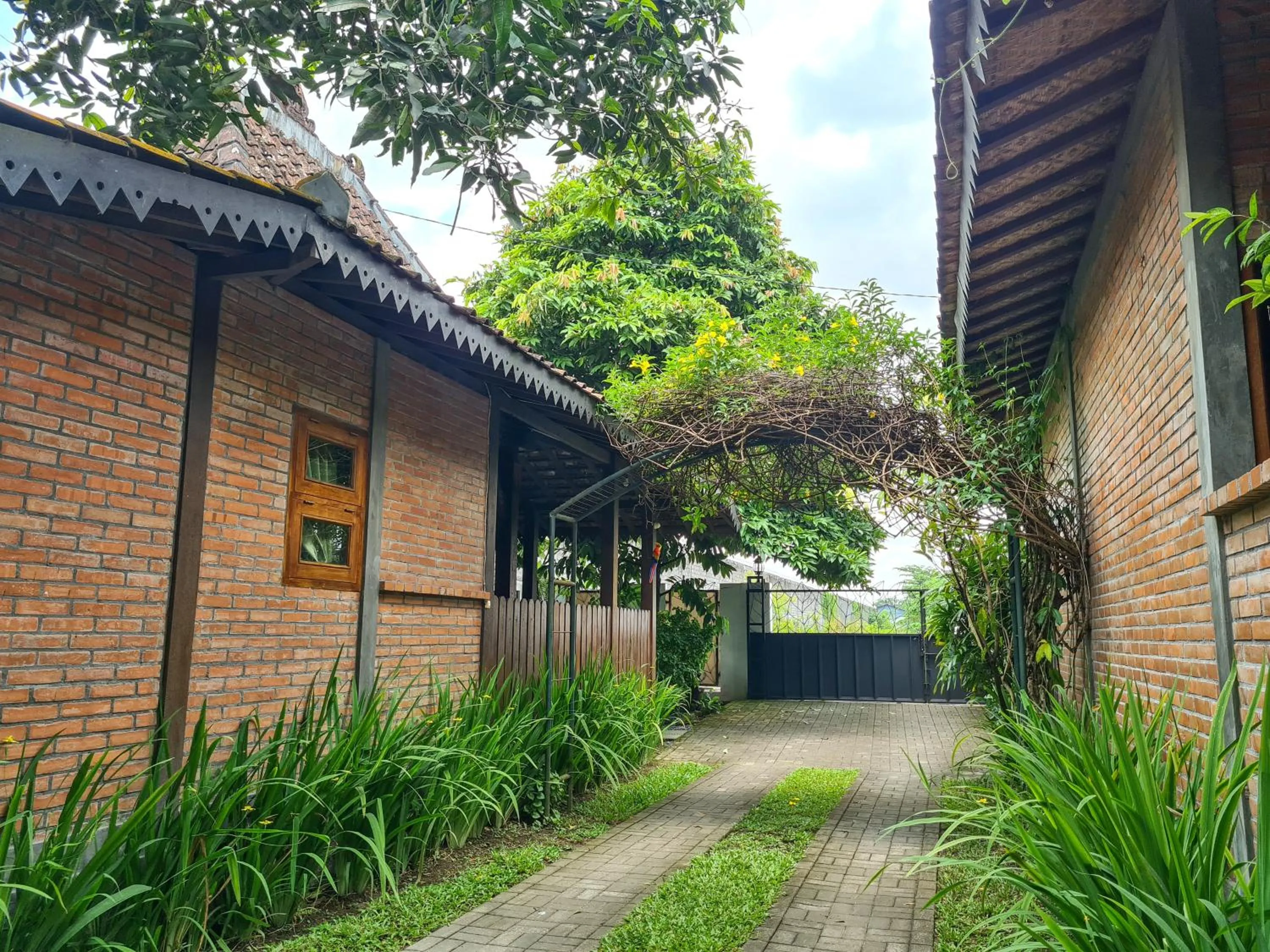 Property building in Ndalem Suryo Saptono Guest House
