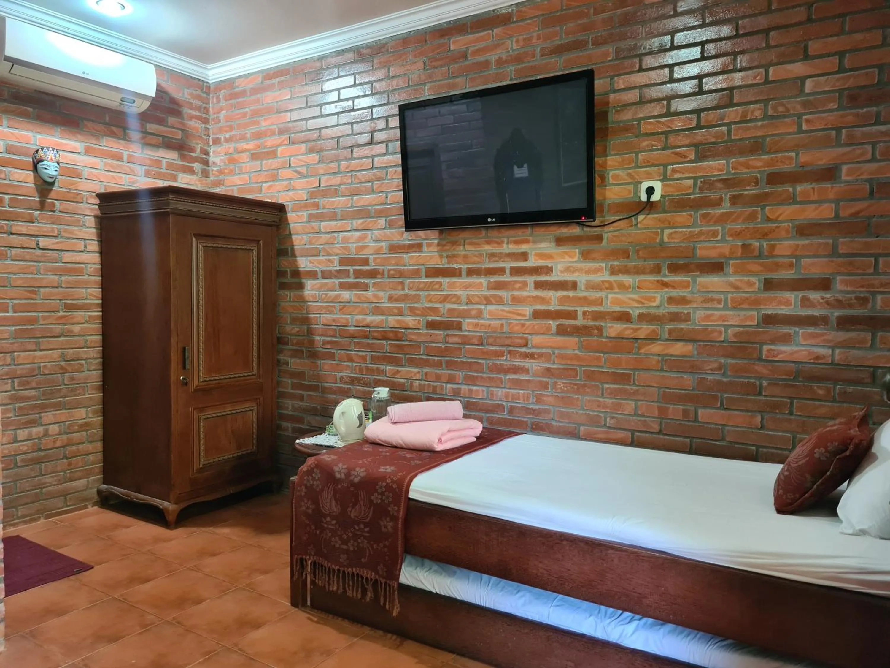 Bed in Ndalem Suryo Saptono Guest House