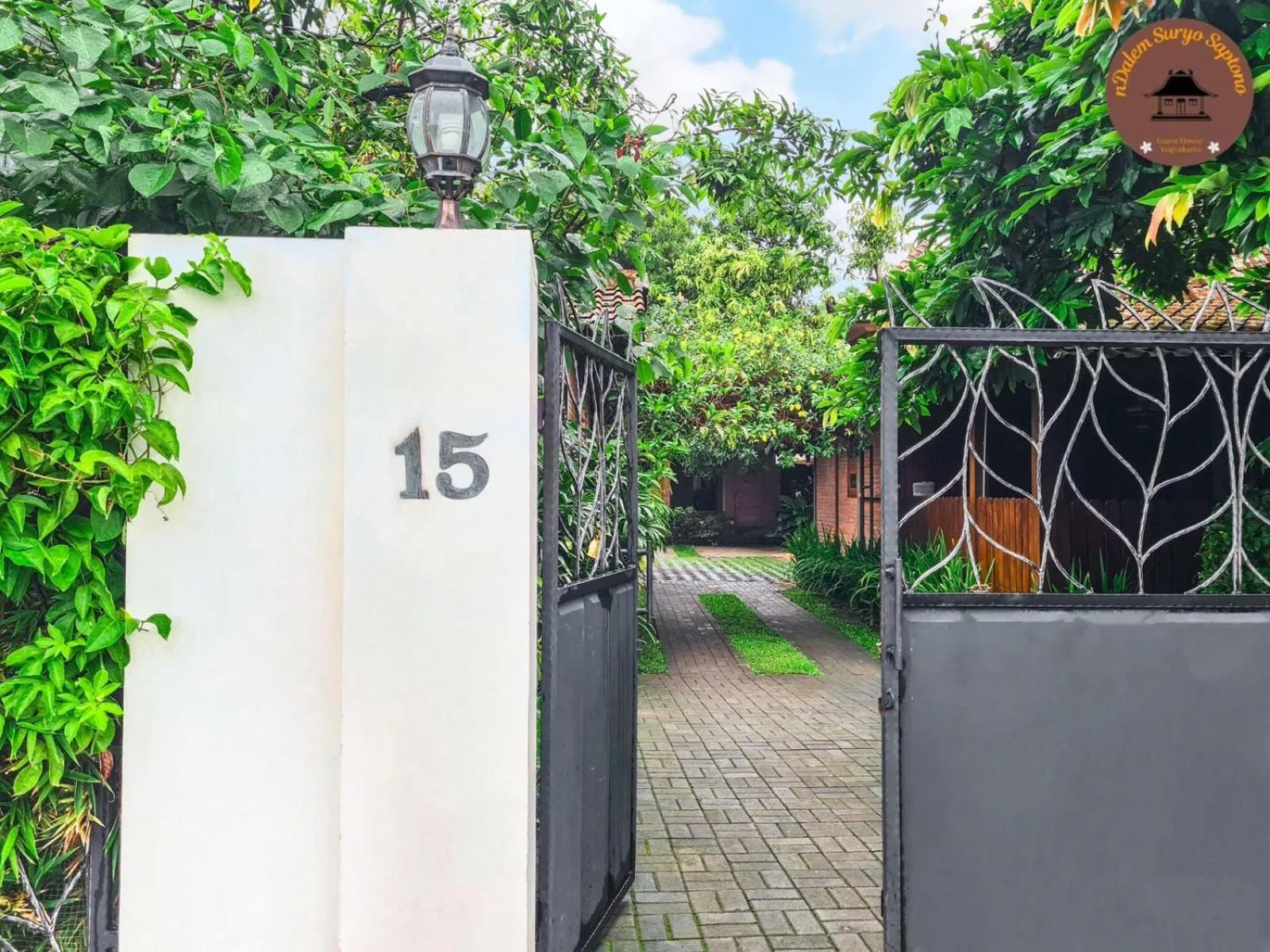 Facade/entrance in Ndalem Suryo Saptono Guest House
