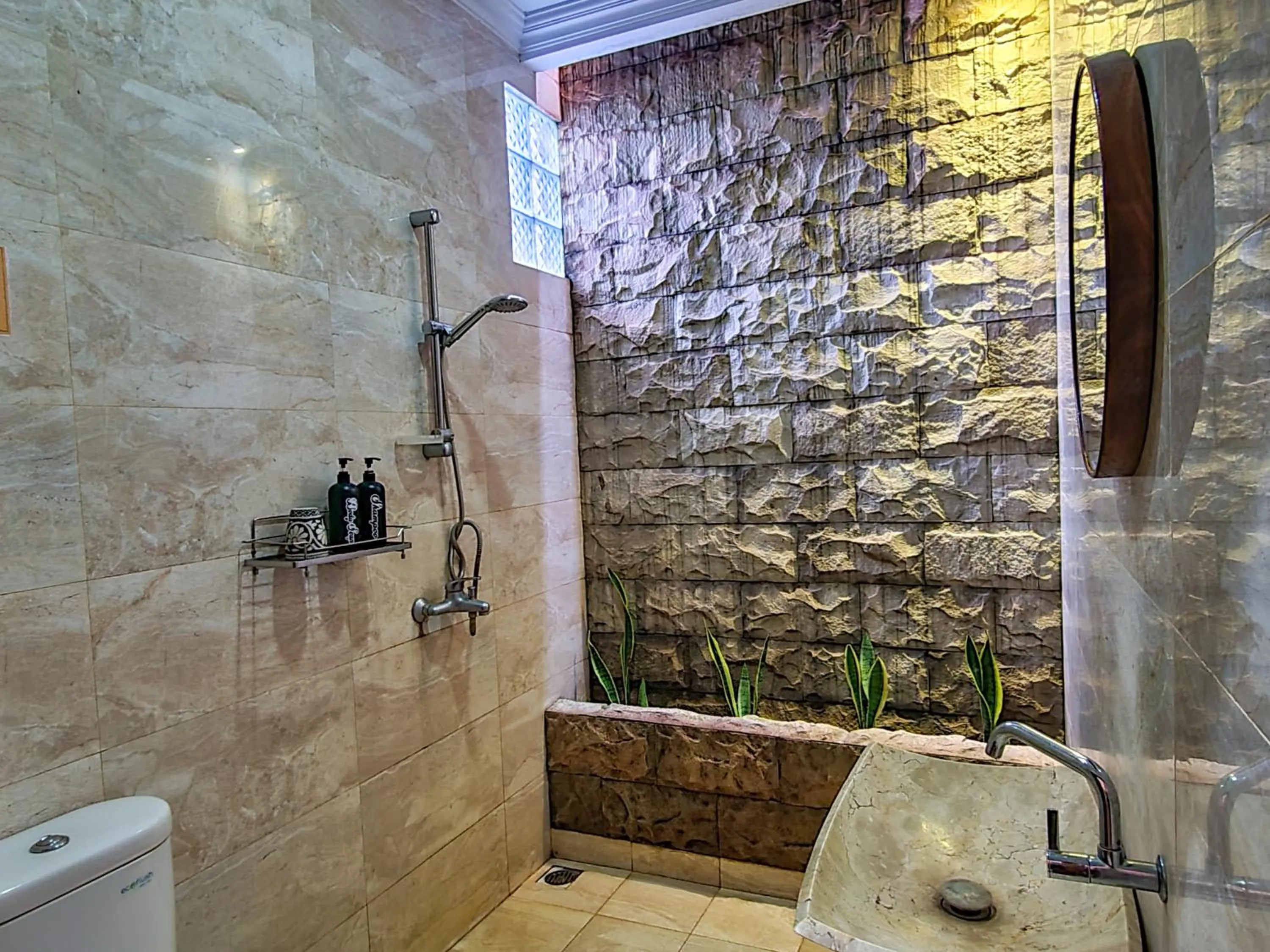 Shower in Ndalem Suryo Saptono Guest House