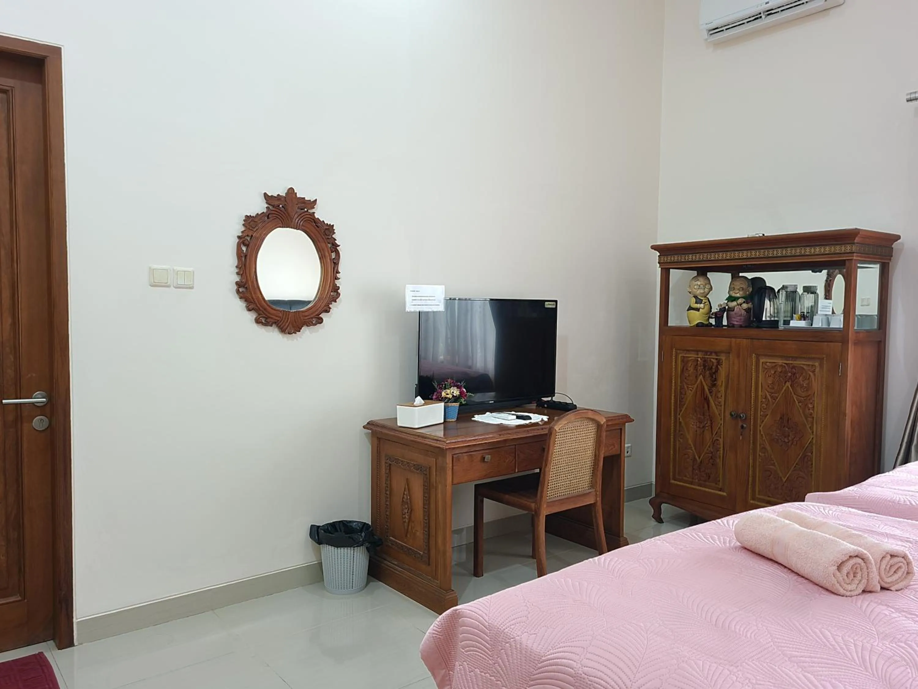 Quadruple Room with Bathroom in Ndalem Suryo Saptono Guest House