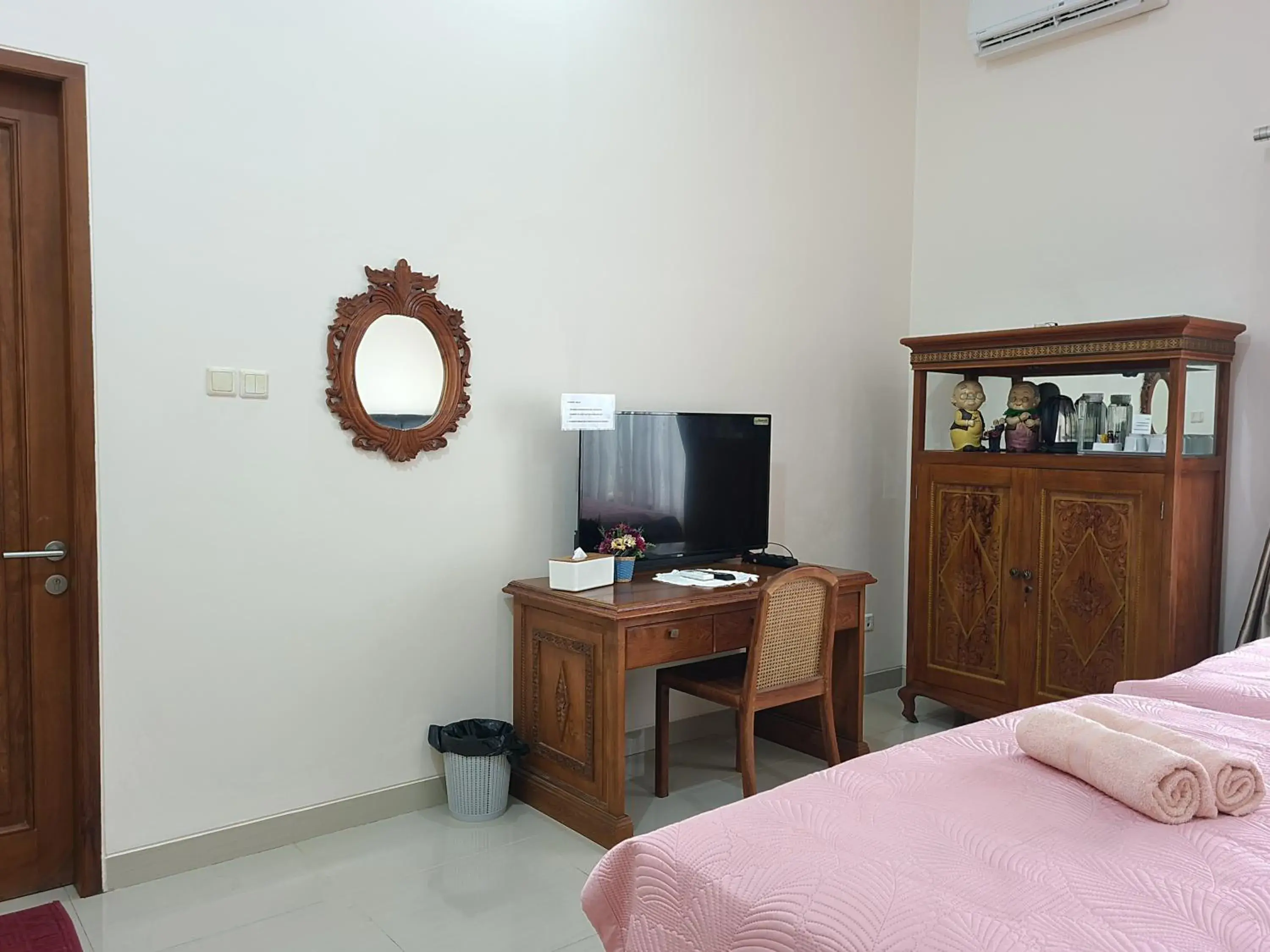 Quadruple Room with Bathroom in Ndalem Suryo Saptono Guest House Quadruple Room with Bathroom in Ndalem Suryo Saptono Guest House