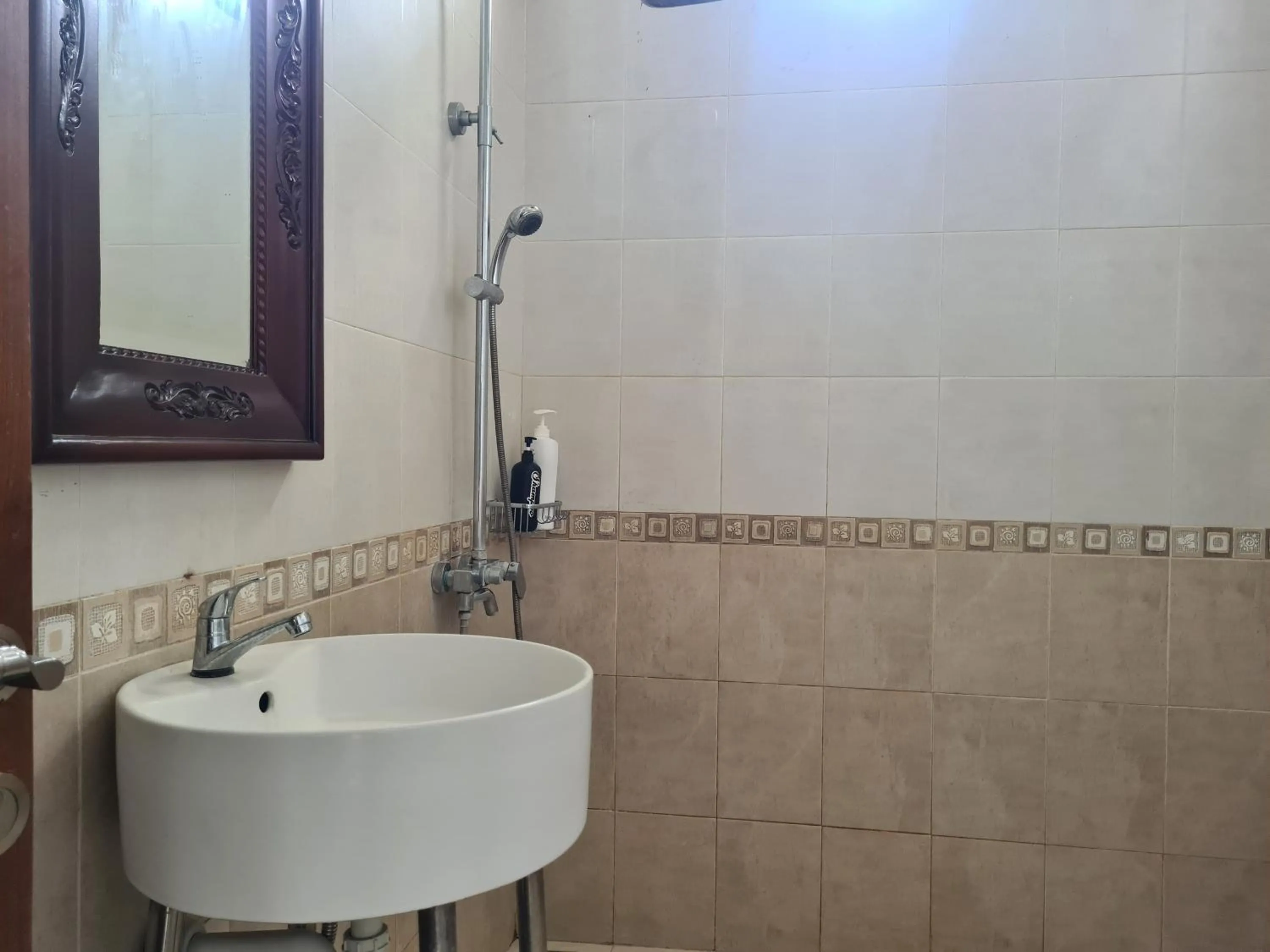 Bathroom in Ndalem Suryo Saptono Guest House