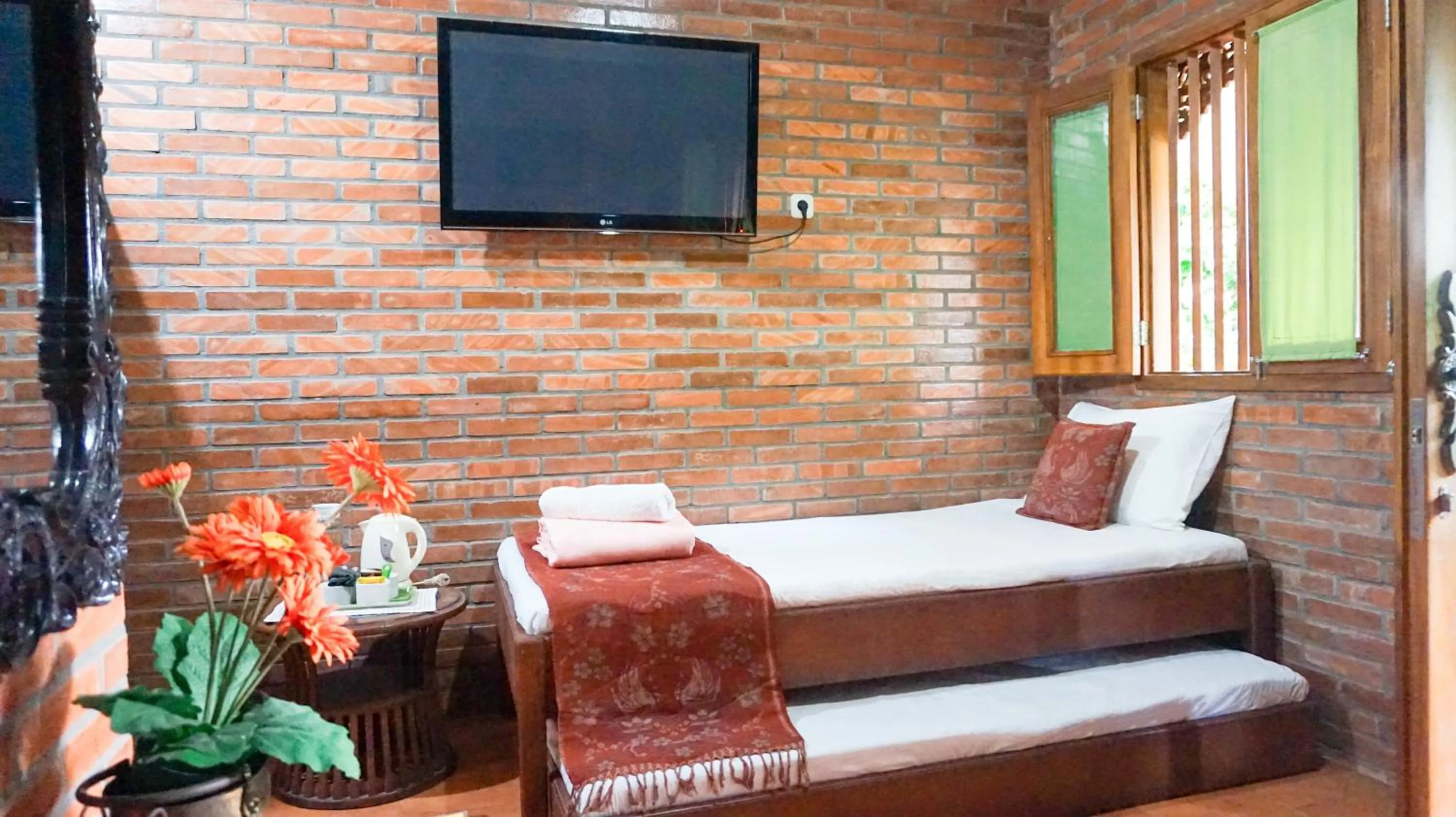 Bed in Ndalem Suryo Saptono Guest House