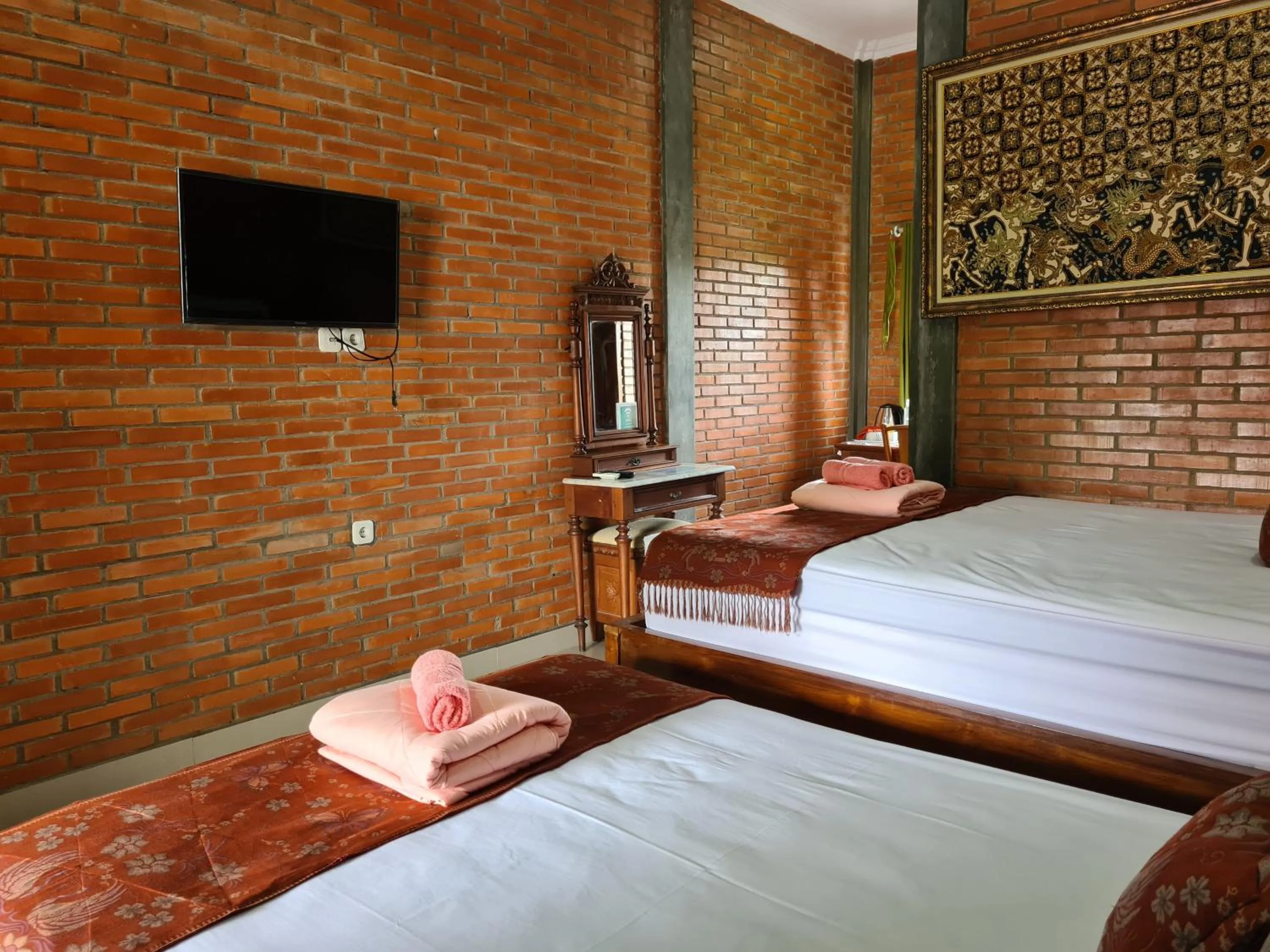 TV and multimedia, Bed in Ndalem Suryo Saptono Guest House