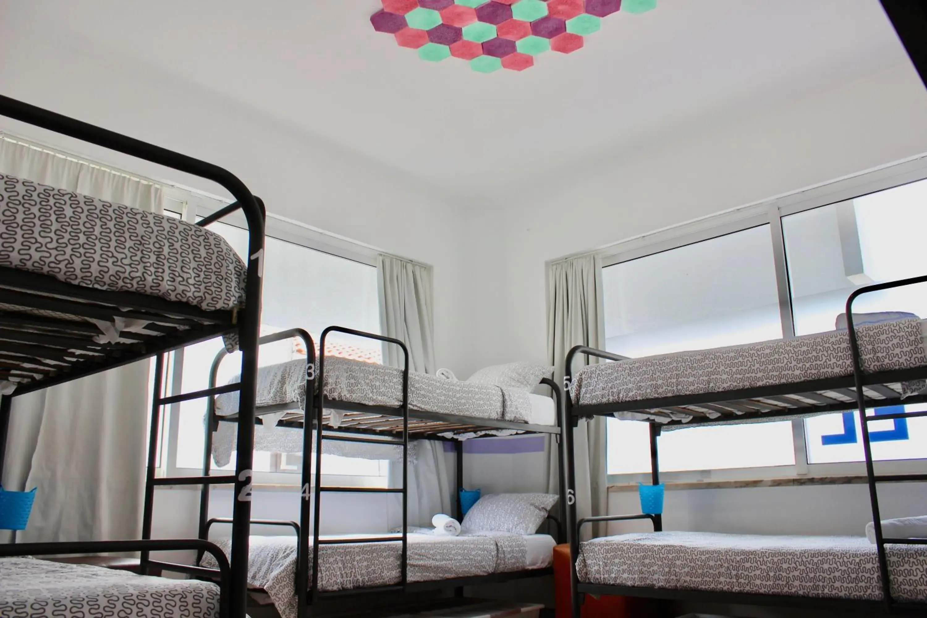 Bed in 8-Bed Mixed Dormitory Room in Rich & Poor Hostel Albufeira Bed in 8-Bed Mixed Dormitory Room in Rich & Poor Hostel Albufeira