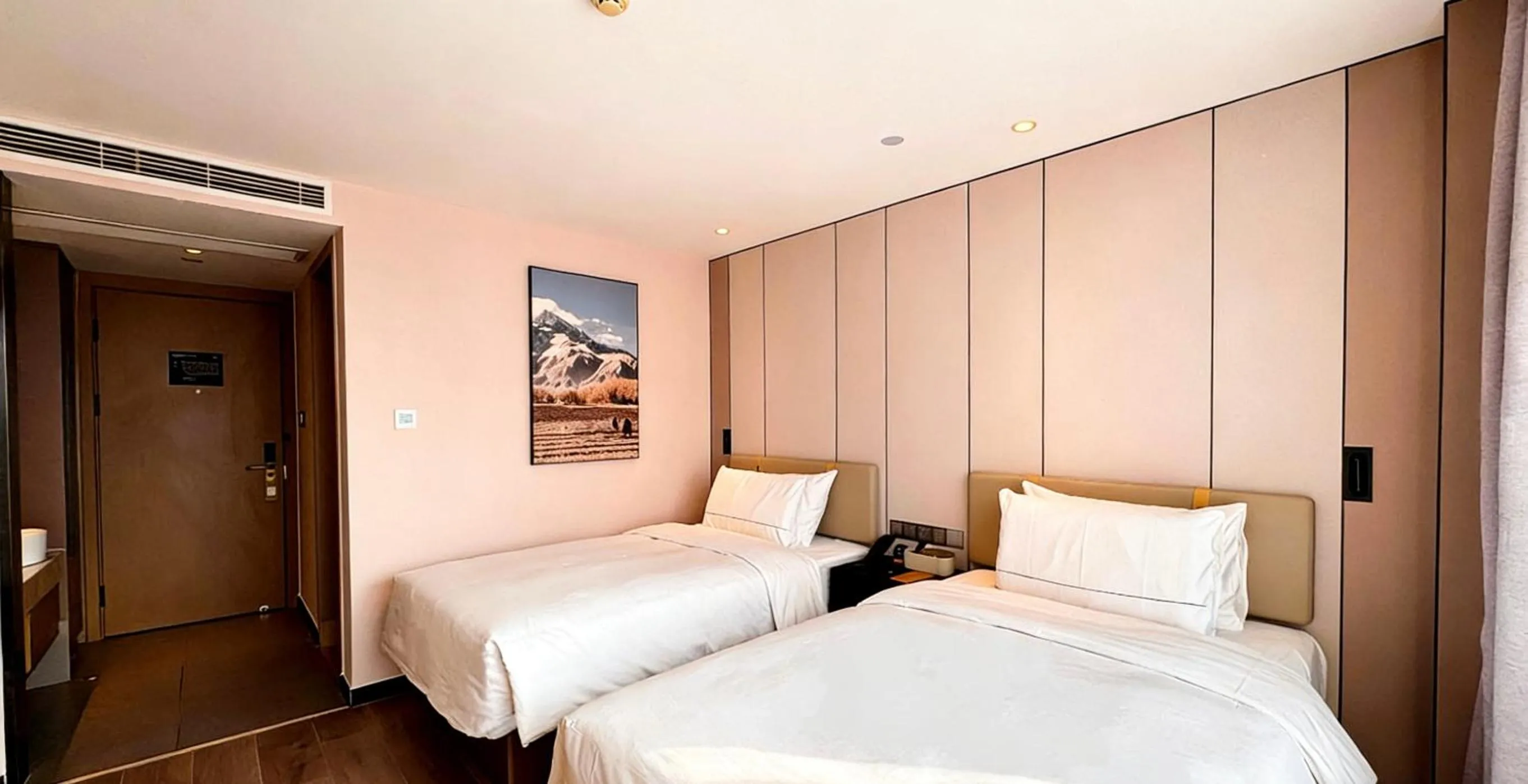 Bed in Atour X Hotel Hangzhou West Lake Hubin Yan'an Road