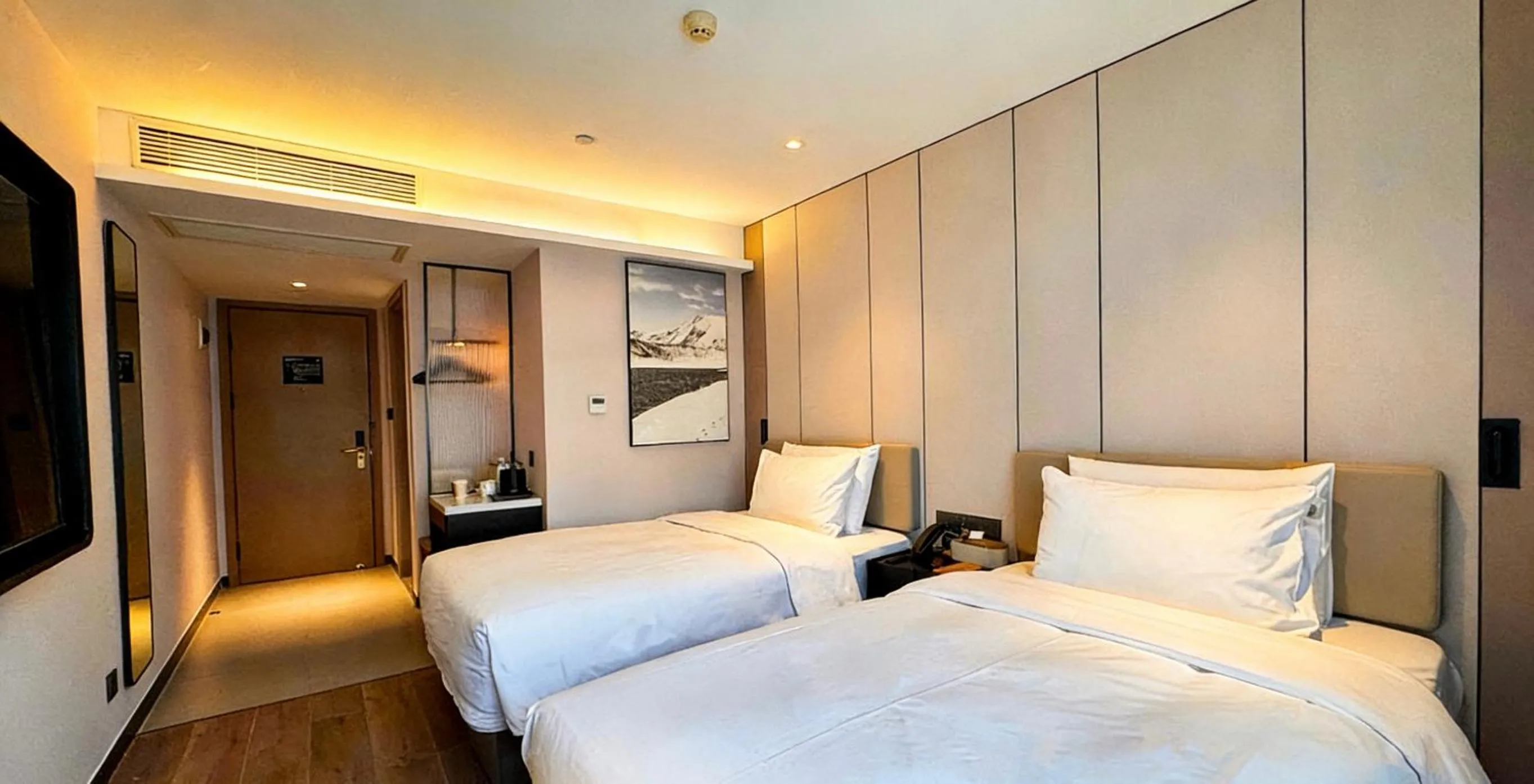 Bed in Atour X Hotel Hangzhou West Lake Hubin Yan'an Road