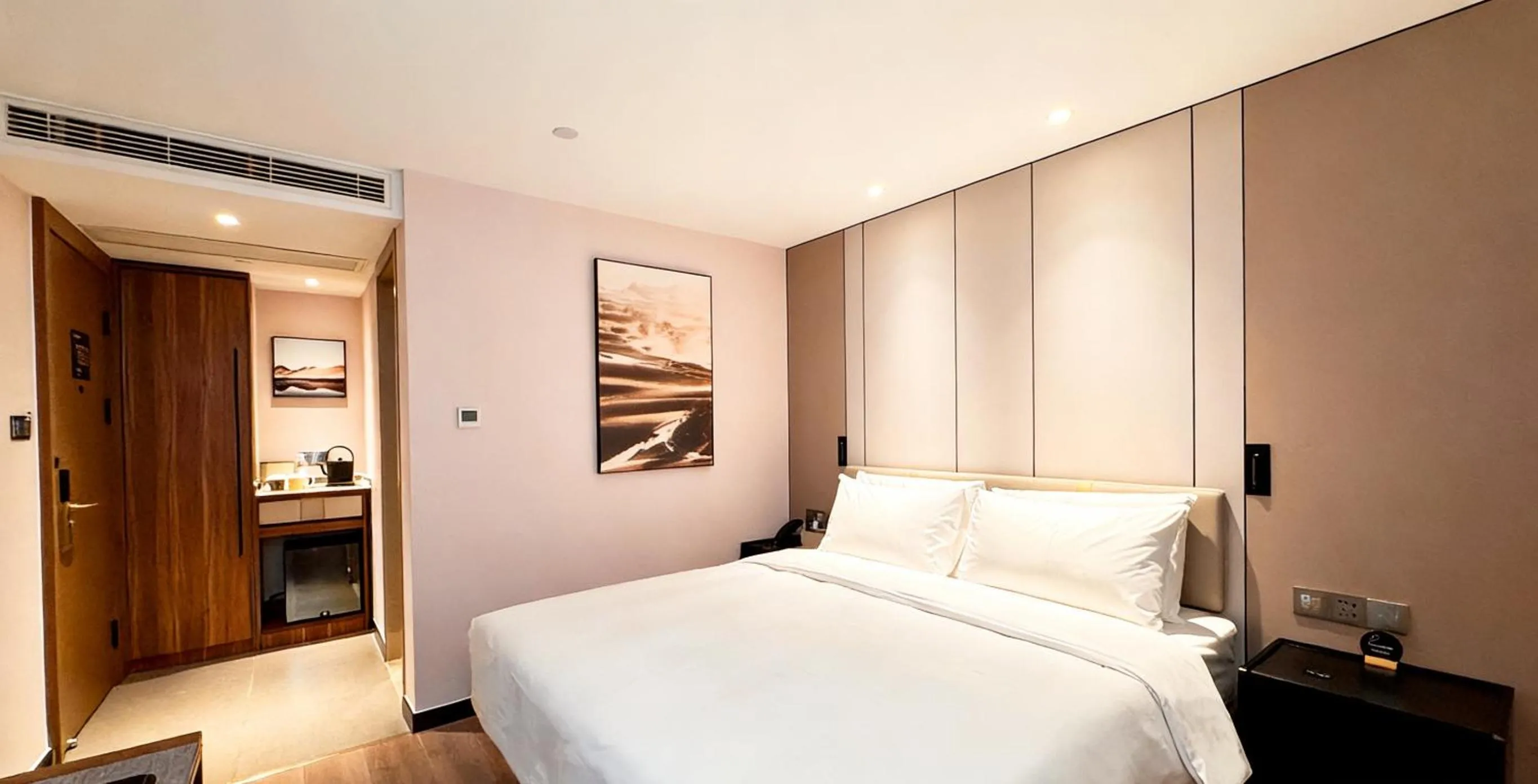 Bed in Atour X Hotel Hangzhou West Lake Hubin Yan'an Road
