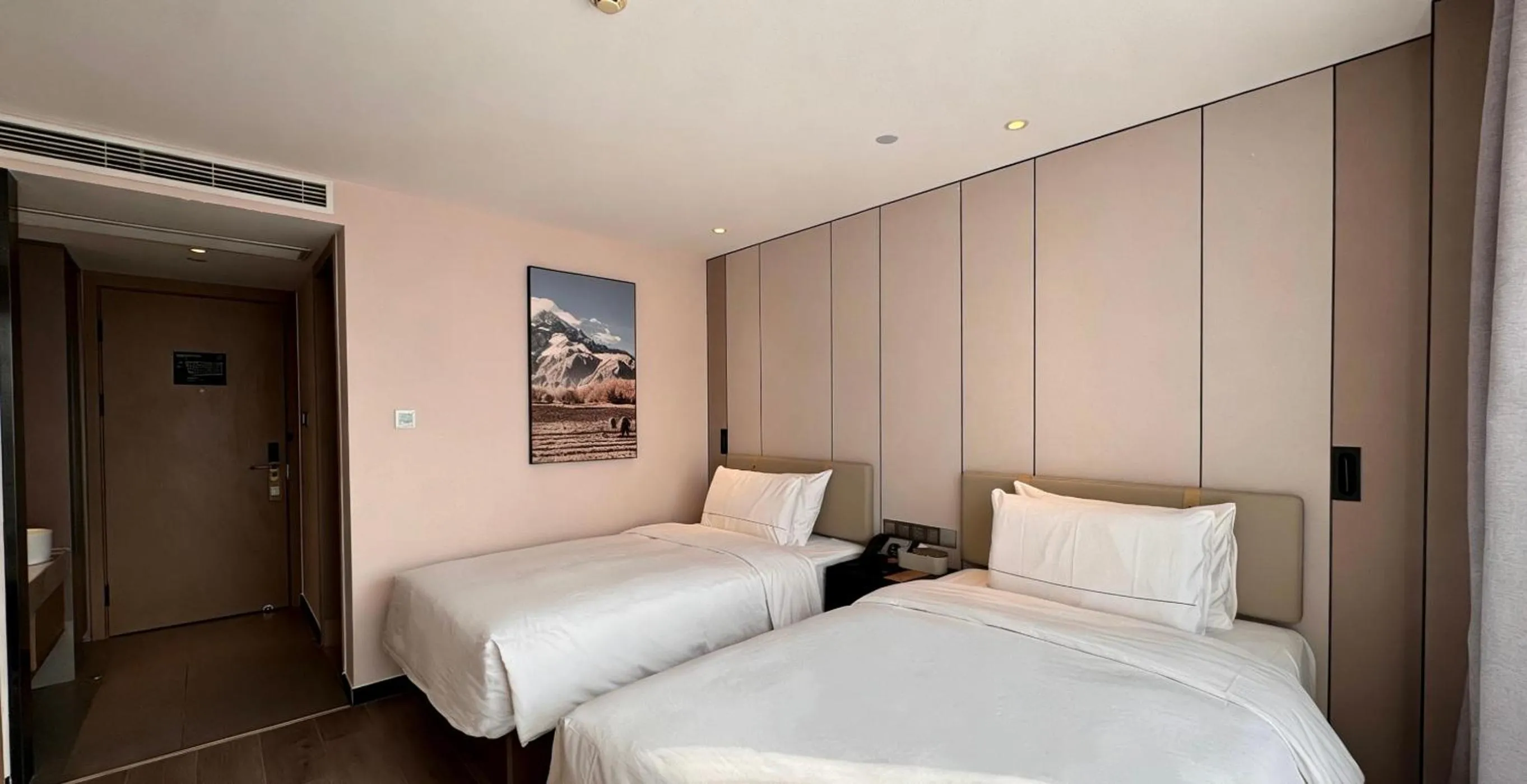 Bed in Atour X Hotel Hangzhou West Lake Hubin Yan'an Road