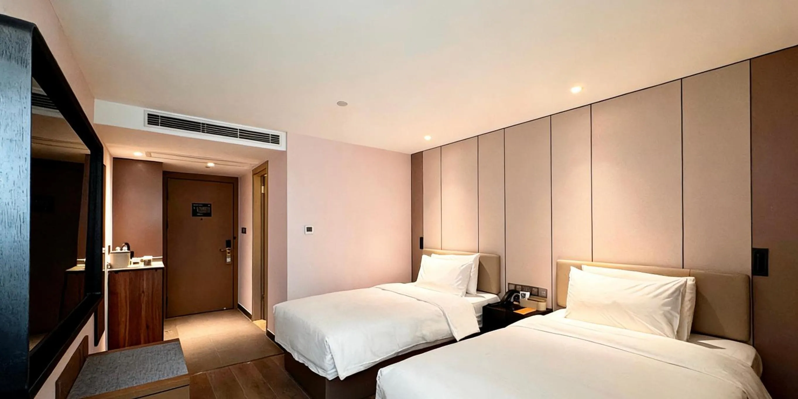 Bed in Atour X Hotel Hangzhou West Lake Hubin Yan'an Road